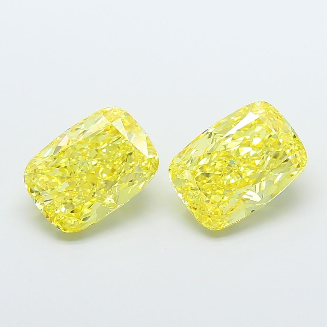 Loose Diamond - CUSHION MODIFIED 4.0ct Fancy Vivid Yellow VS1: Loose Diamond - CUSHION MODIFIED 4.0ct Fancy Vivid Yellow VS1 Source: This is a real non-mined Diamond that has been grown in a lab Shape: CUSHION MODIFIED Carats: 4.0 Color: Fancy Vivid Yellow Certif