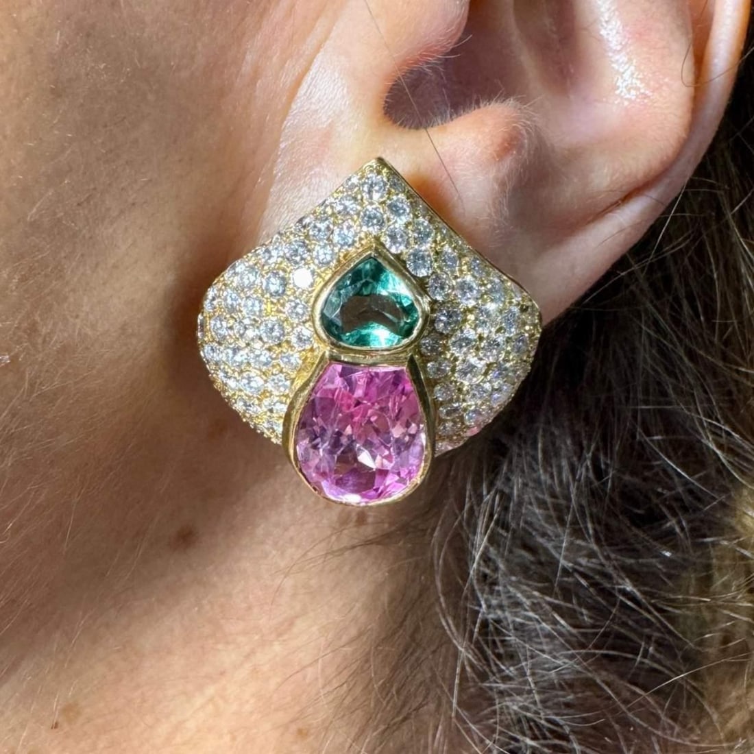 Exquisite 18K Yellow Gold Peridot Kunzite Diamond Earrings: Exquisite 18K Yellow Gold Peridot Kunzite Diamond Earrings Discover these exquisite 18K Yellow Gold earrings featuring a stunning combination of Peridot, Kunzite, and Diamonds. Each earring is adorned