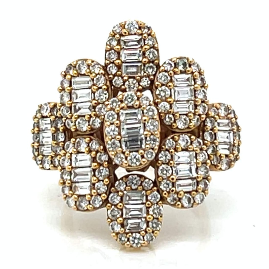 Stunning 18K Yellow Gold Diamond Ring 135 Diamonds 3.25 Ct F-G VVS-VS: Stunning 18K Yellow Gold Diamond Ring 135 Diamonds 3.25 Ct F-G VVS-VS This stunning 18K yellow gold ring features a total of 135 diamonds, collectively weighing approximately 3.25 carats. The diamonds