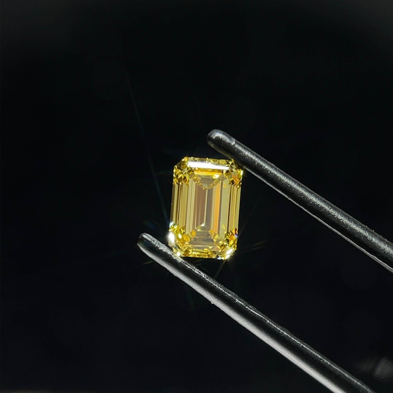 Loose Diamond - EMERALD 0.84ct Fancy Vivid Yellow VS1: Loose Diamond - EMERALD 0.84ct Fancy Vivid Yellow VS1 Source: This is a real non-mined Diamond that has been grown in a lab Shape: EMERALD Carats: 0.84 Color: Fancy Vivid Yellow Certification: IGI Vid