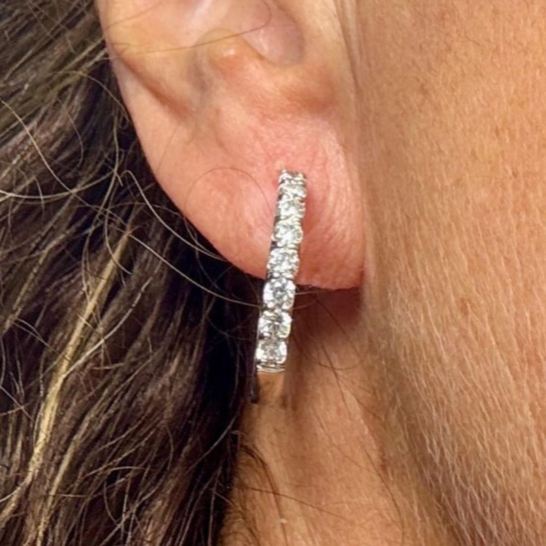 Diamond Hoop Earrings in 14K White Gold with 1.65 Carats: Diamond Hoop Earrings in 14K White Gold with 1.65 Carats These elegant hoop earrings are crafted from 14K white gold and set with 18 diamonds totaling approximately 1.65 carats. The diamonds are of E-