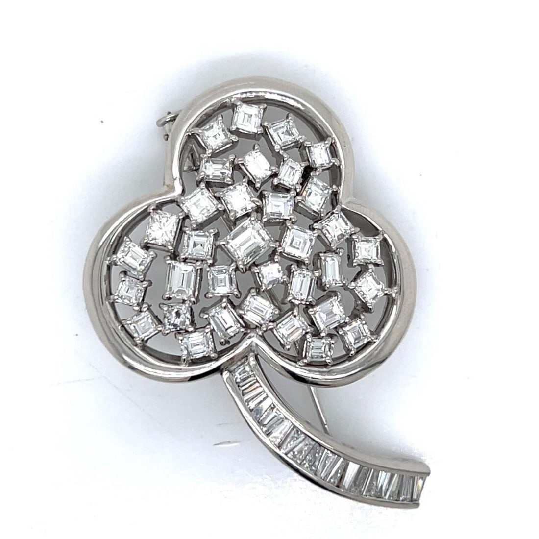 5.71 Ct Diamond Brooch in Platinum with VVS-VS Clarity: 5.71 Ct Diamond Brooch in Platinum with VVS-VS Clarity This exquisite brooch is crafted in platinum and features a stunning array of diamonds totaling 5.71 carats. The diamonds are of D-F color and po