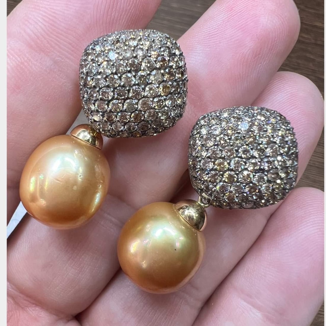 18K Yellow Gold South Sea Pearl Diamond Earrings 6.00 Ct: 18K Yellow Gold South Sea Pearl Diamond Earrings 6.00 Ct Elevate your elegance with these stunning 18K Yellow Gold South Sea Pearl & Diamond Earrings. Featuring two exquisite South Sea pearls measurin