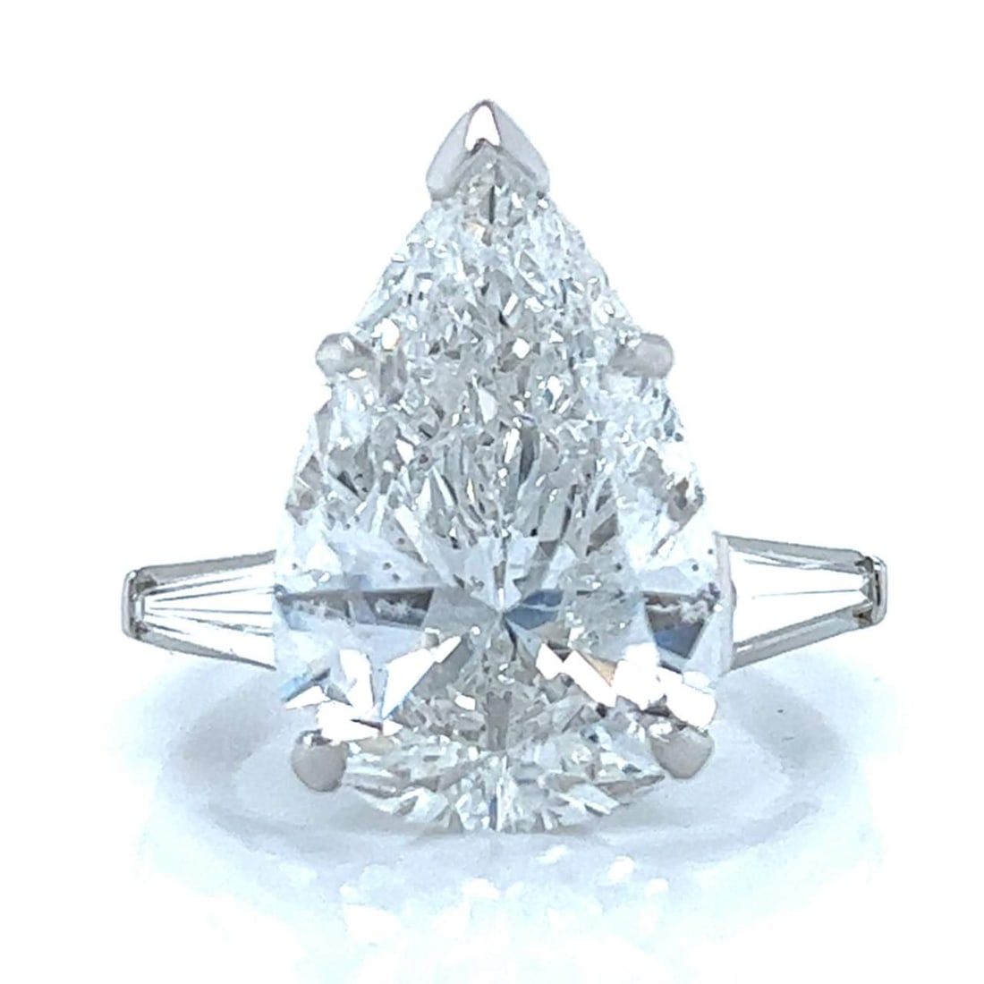 Platinum Engagement Ring 8.85 Ct Pear-Shaped Diamond D-E SI3: Platinum Engagement Ring 8.85 Ct Pear-Shaped Diamond D-E SI3 This exquisite engagement ring features a stunning 8.85 ct. pear-shaped diamond, known for its D-E color and SI3 clarity, ensuring exceptio