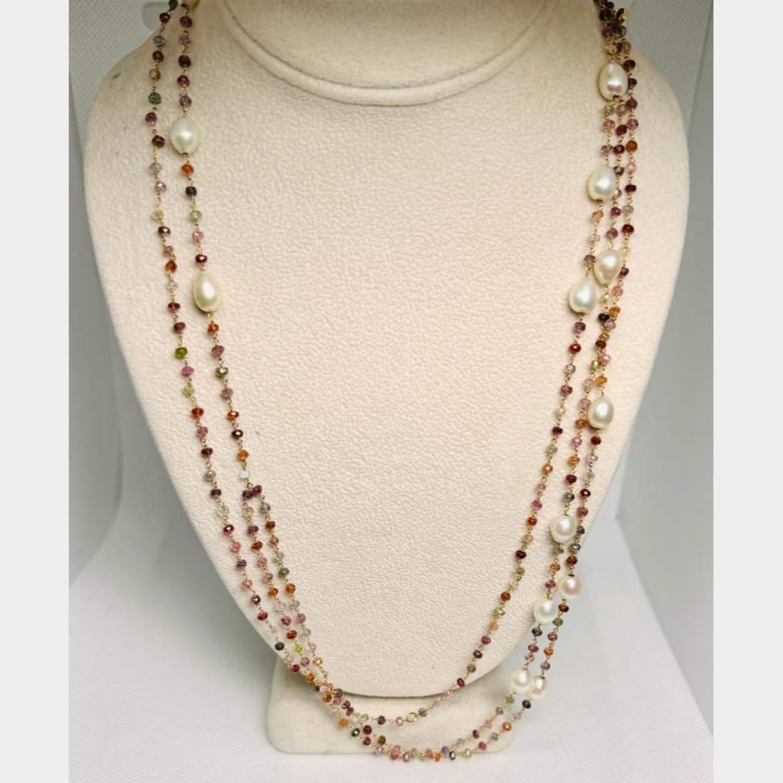 Elegant 18K Yellow Gold Necklace with Semi-Precious Stones and Pearls: Elegant 18K Yellow Gold Necklace with Semi-Precious Stones and Pearls This exquisite 18K yellow gold necklace features a stunning combination of semi-precious stones and pearls, creating a beautiful a