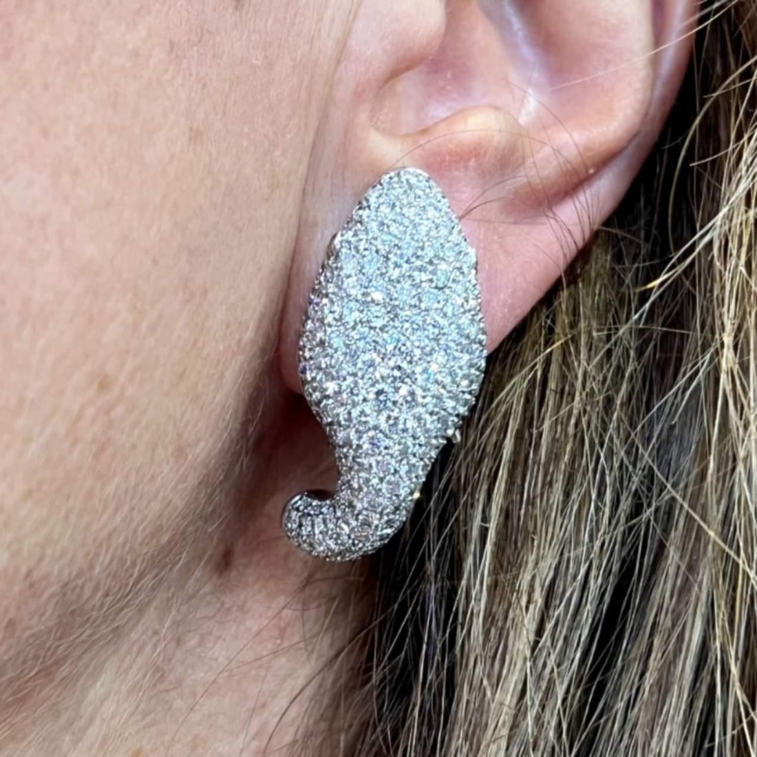 Platinum Snakehead Earrings 11.50 Ct Diamonds Fancy Yellow: Platinum Snakehead Earrings 11.50 Ct Diamonds Fancy Yellow These stunning Platinum Snakehead Earrings feature approximately 11.50 carats of exquisite diamonds in D-F color and VVS-VS clarity, showcasi