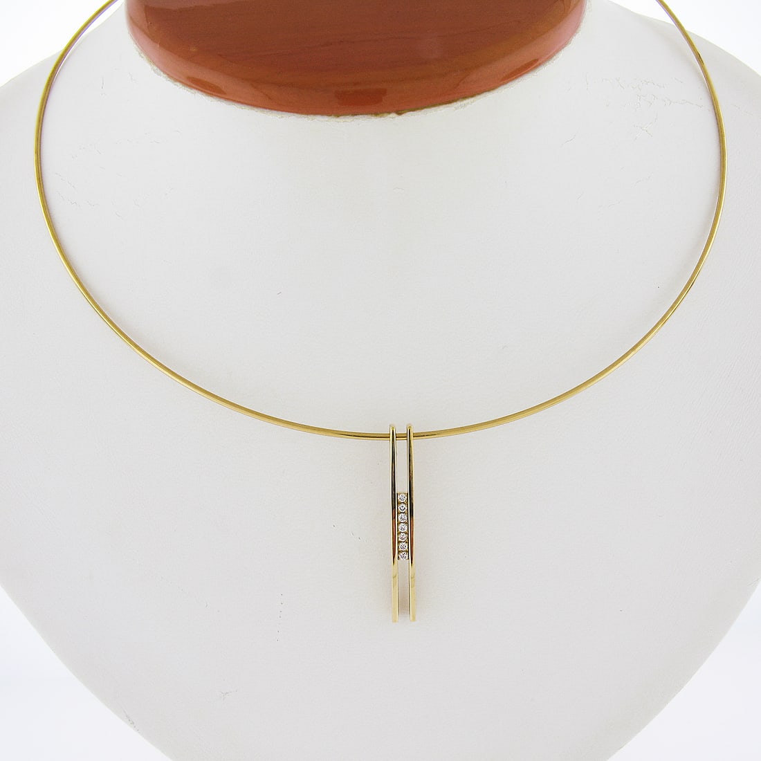 Movado 18K Yellow Gold Diamond Slide Pendant Necklace 0.10ctw: Movado 18K Yellow Gold Diamond Slide Pendant Necklace 0.10ctw This exquisite Movado necklace features a stunning drop slide pendant crafted in solid 18K yellow gold. The pendant showcases seven natura