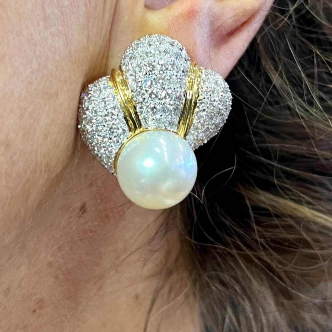 18K Yellow Gold South Sea Pearl Diamond Earrings 8.00 Ct: 18K Yellow Gold South Sea Pearl Diamond Earrings 8.00 Ct These exquisite earrings are crafted from 18K yellow gold and feature two stunning South Sea pearls, each measuring 14.2mm. Adorned with an imp