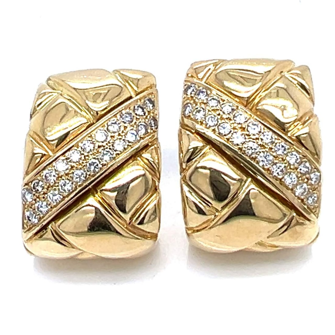 Stunning 18K Yellow Gold Diamond Earrings 1.50 Ct VVS-VS: Stunning 18K Yellow Gold Diamond Earrings 1.50 Ct VVS-VS These exquisite 18K Yellow Gold Diamond Earrings are a stunning addition to any jewelry collection. Weighing 21.3 grams, they are adorned with 
