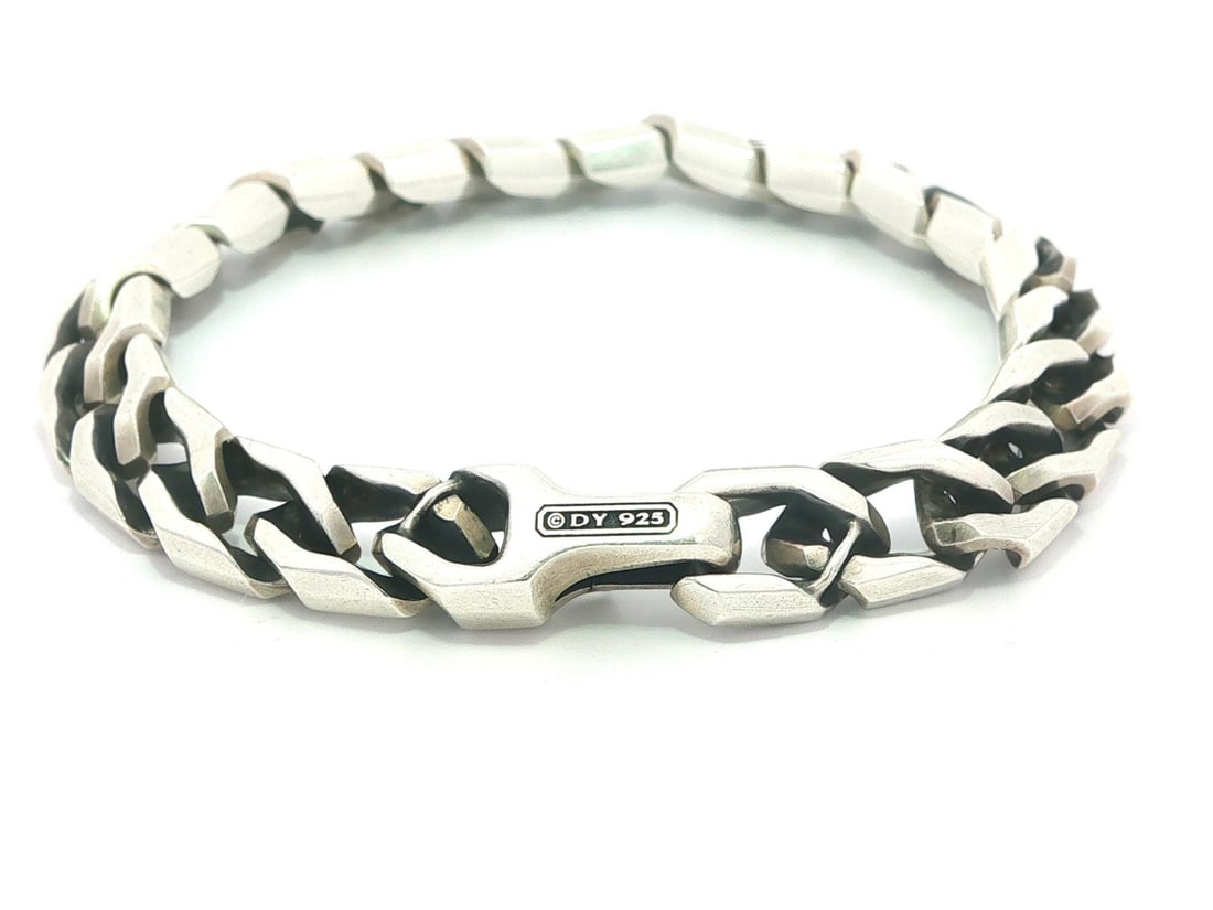 Sterling Silver Angular Curb Chain Bracelet by David Yurman 8.8mm: Sterling Silver Angular Curb Chain Bracelet by David Yurman 8.8mm This David Yurman bracelet features a distinctive 8.8mm curb chain with angular links crafted from sterling silver. Designed for unise