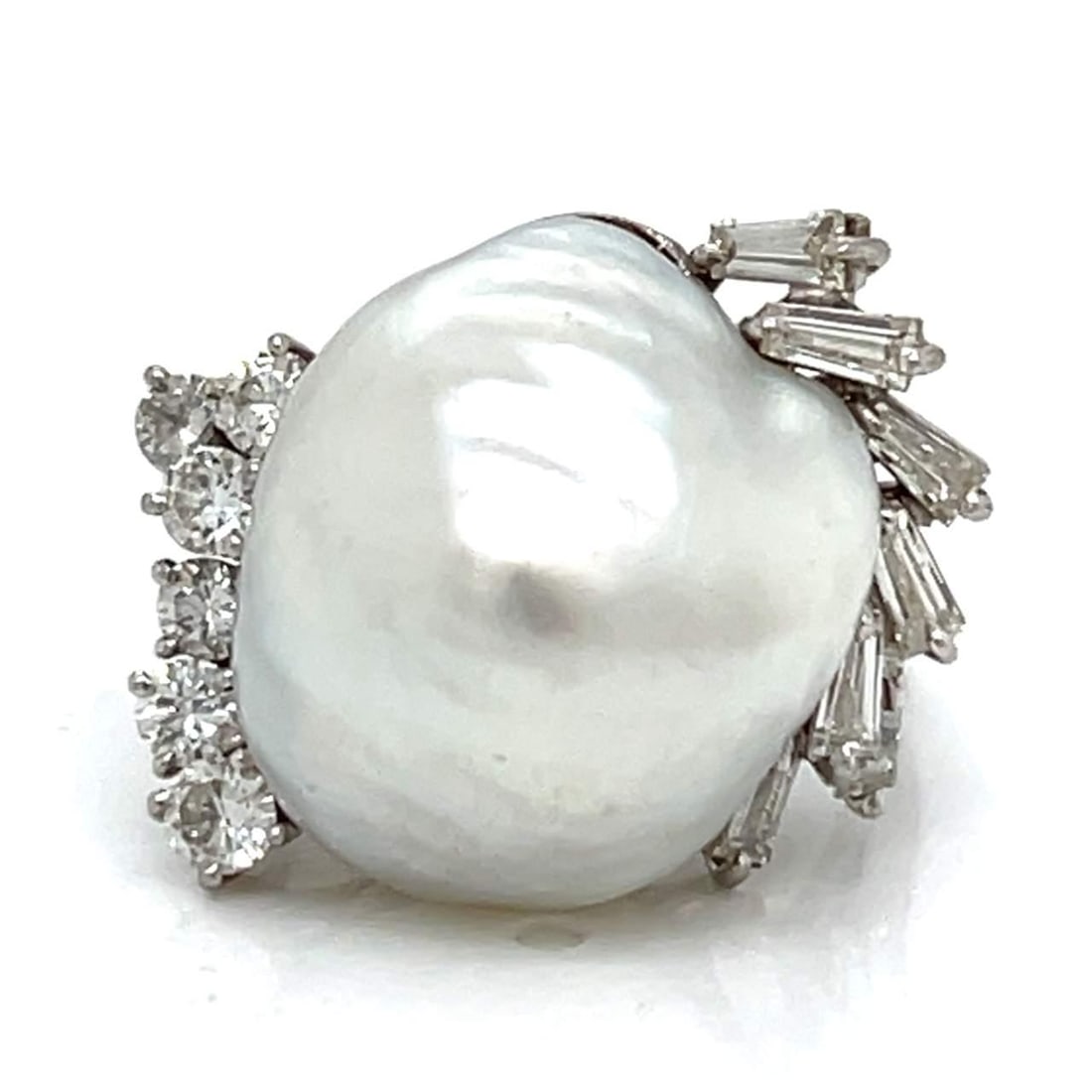 1960's 18K White Gold South Sea Pearl Diamond Ring 0.60 Ct 0.70 Ct: 1960's 18K White Gold South Sea Pearl Diamond Ring 0.60 Ct 0.70 Ct This exquisite 1960's ring features a stunning 18K white gold setting adorned with a magnificent South Sea pearl, measuring 17.6 x 16