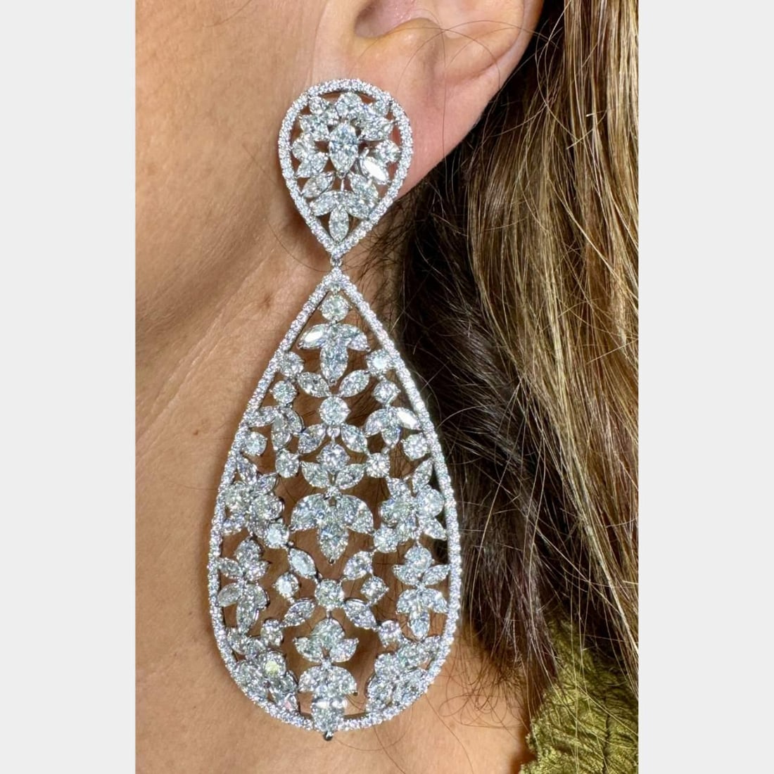 Platinum Diamond Chandelier Earrings 42.50 Ct with 478 Diamonds: Platinum Diamond Chandelier Earrings 42.50 Ct with 478 Diamonds Elevate your elegance with these stunning Platinum Diamond Chandelier Earrings, featuring a total diamond weight of 42.50 Ct. Crafted fr