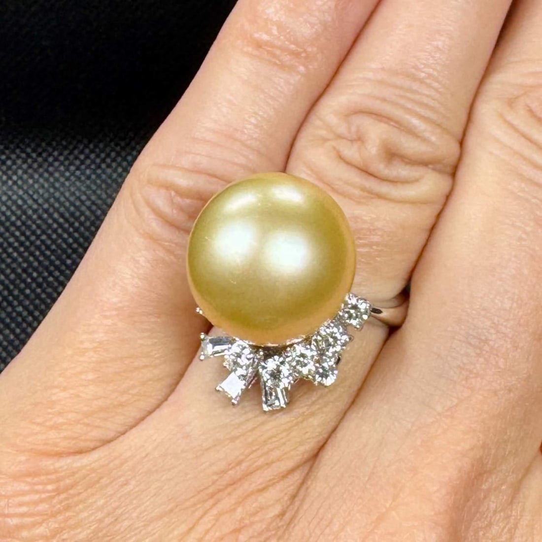 18K White Gold South Sea Pearl Diamond Ring 1.30 Ct: 18K White Gold South Sea Pearl Diamond Ring 1.30 Ct This exquisite 18K White Gold ring showcases a stunning South Sea Pearl accompanied by a dazzling arrangement of diamonds. The ring features a magni