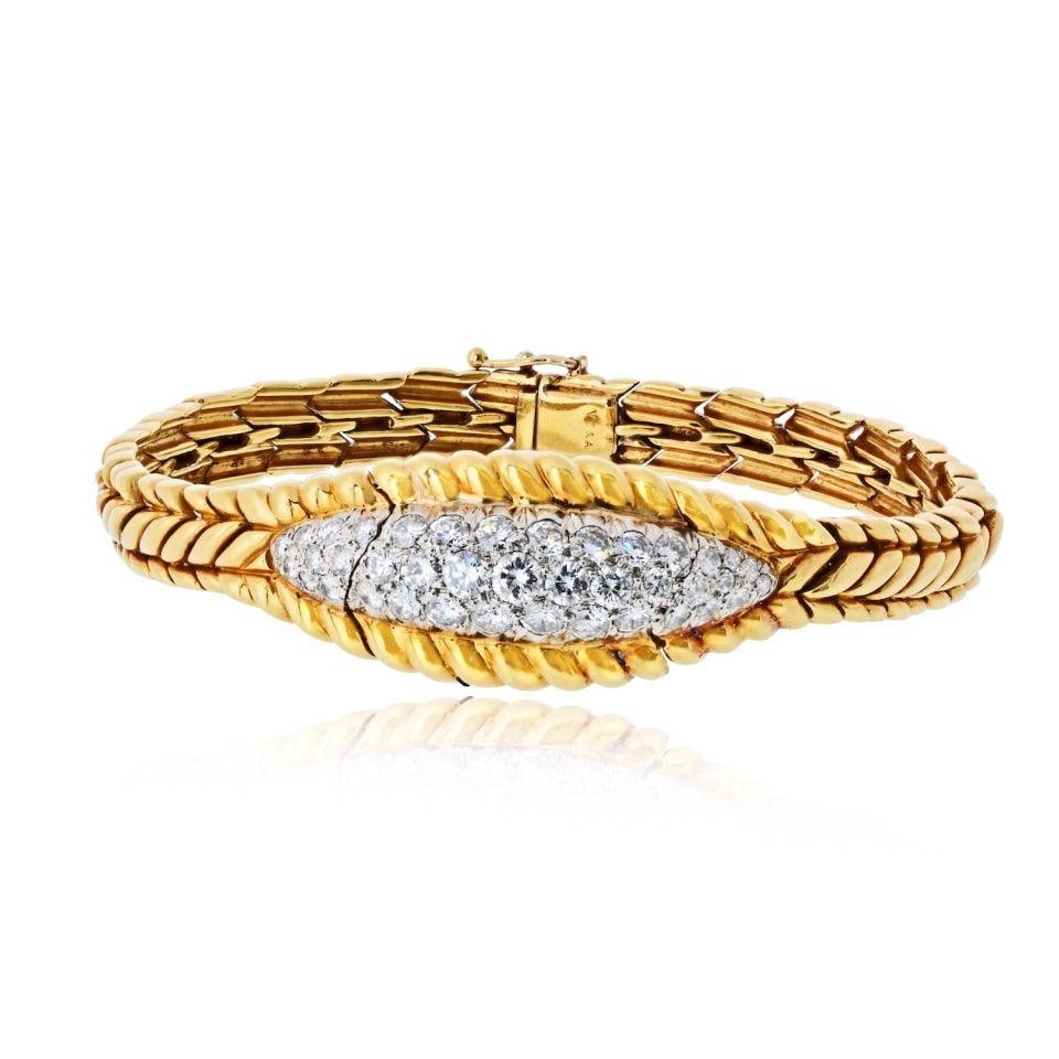 1960 Van Cleef and Arpels Vintage 18K Yellow Gold Watch: 1960 Van Cleef and Arpels Vintage 18K Yellow Gold Watch This vintage Van Cleef & Arpels watch from 1960 is crafted from 18K yellow gold and weighs 47.4 grams. It is a pre-owned luxury timepiece that e