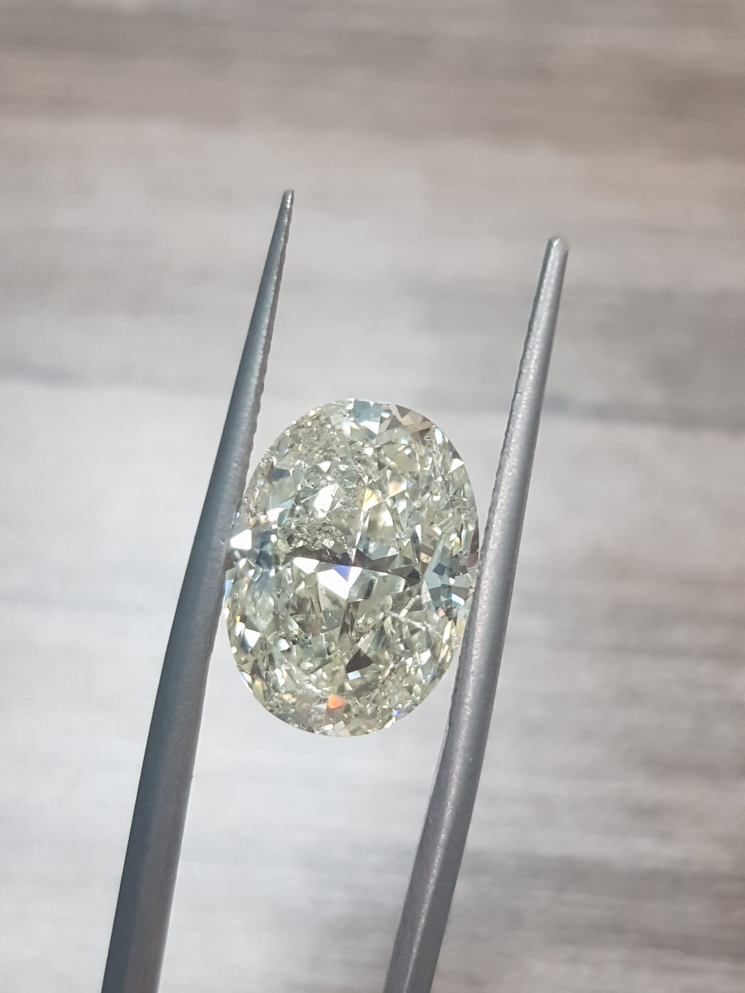 Loose Diamond - OVAL 5.71ct L SI2: Loose Diamond - OVAL 5.71ct L SI2 Source: Natural Shape: OVAL Carats: 5.71 Color: L Clarity: SI2 Certification: IGI The Diamond Depot Guarantee: All items in this auction are guaranteed to be 100% aut