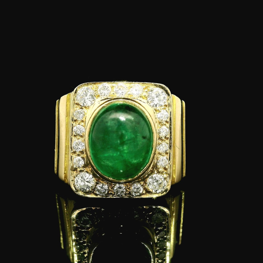 Vintage 18k Gold GIA 2.59ct Cabochon Emerald Diamond Cocktail Ring: Vintage 18k Gold GIA 2.59ct Cabochon Emerald Diamond Cocktail Ring This stunning vintage cocktail ring features a captivating 2.59ct cabochon emerald at its center, elegantly bezel set in solid 18k ye