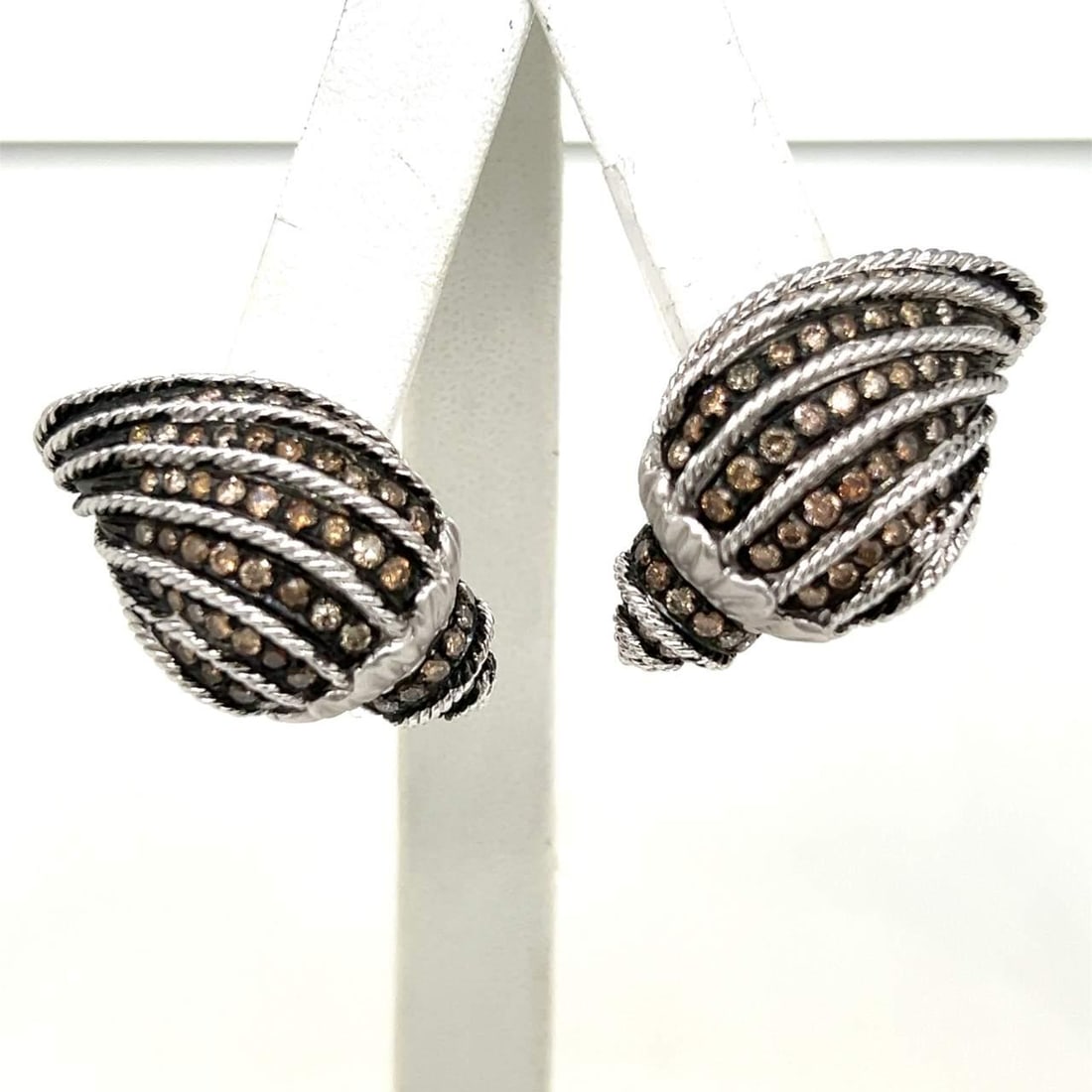 Elegant 18K White Gold Champagne Diamond Conch Shell Earrings 3.50 Ct: Elegant 18K White Gold Champagne Diamond Conch Shell Earrings 3.50 Ct These exquisite 18K White Gold Champagne Diamond Conch Shell Earrings feature a stunning design that captures the essence of elega