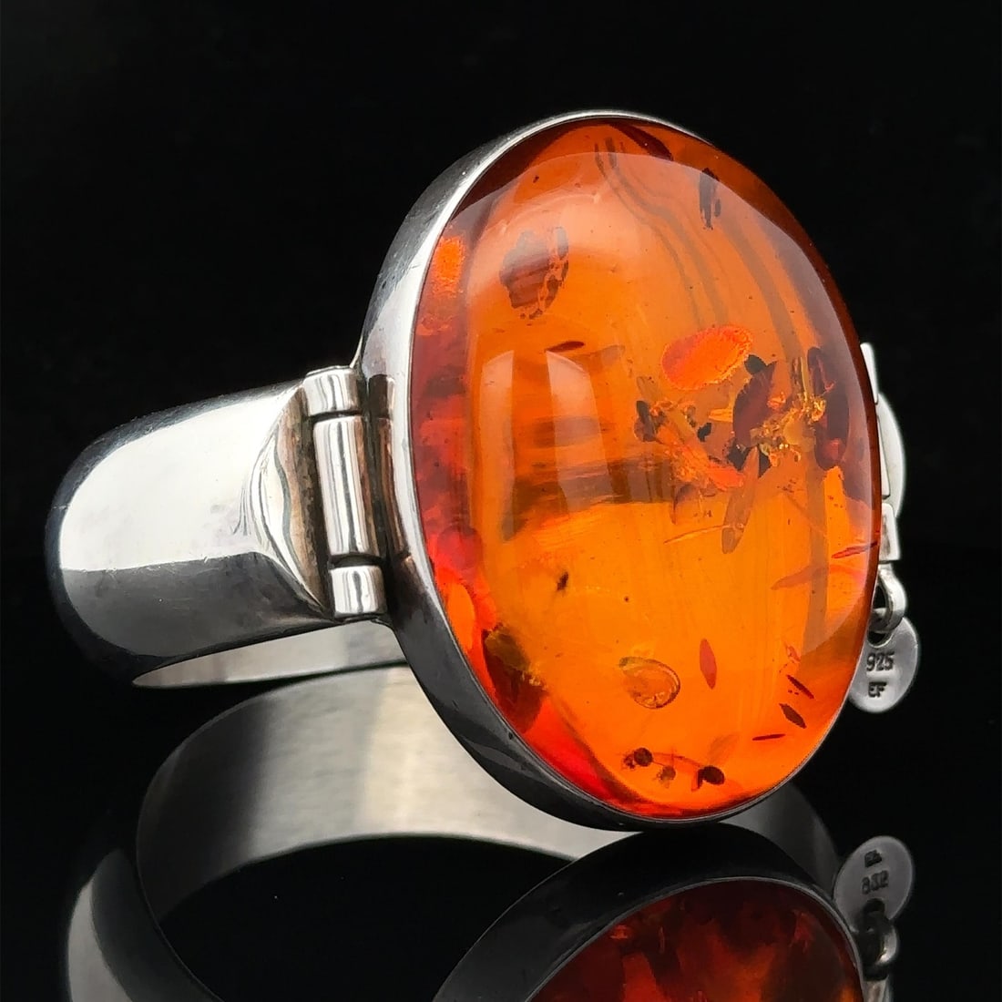 Einer Fehrn Sterling Silver Open Hinged Bangle with Natural Amber: Einer Fehrn Sterling Silver Open Hinged Bangle with Natural Amber This exquisite open hinged bangle bracelet features a stunning natural amber stone, crafted from solid sterling silver. The centerpiec