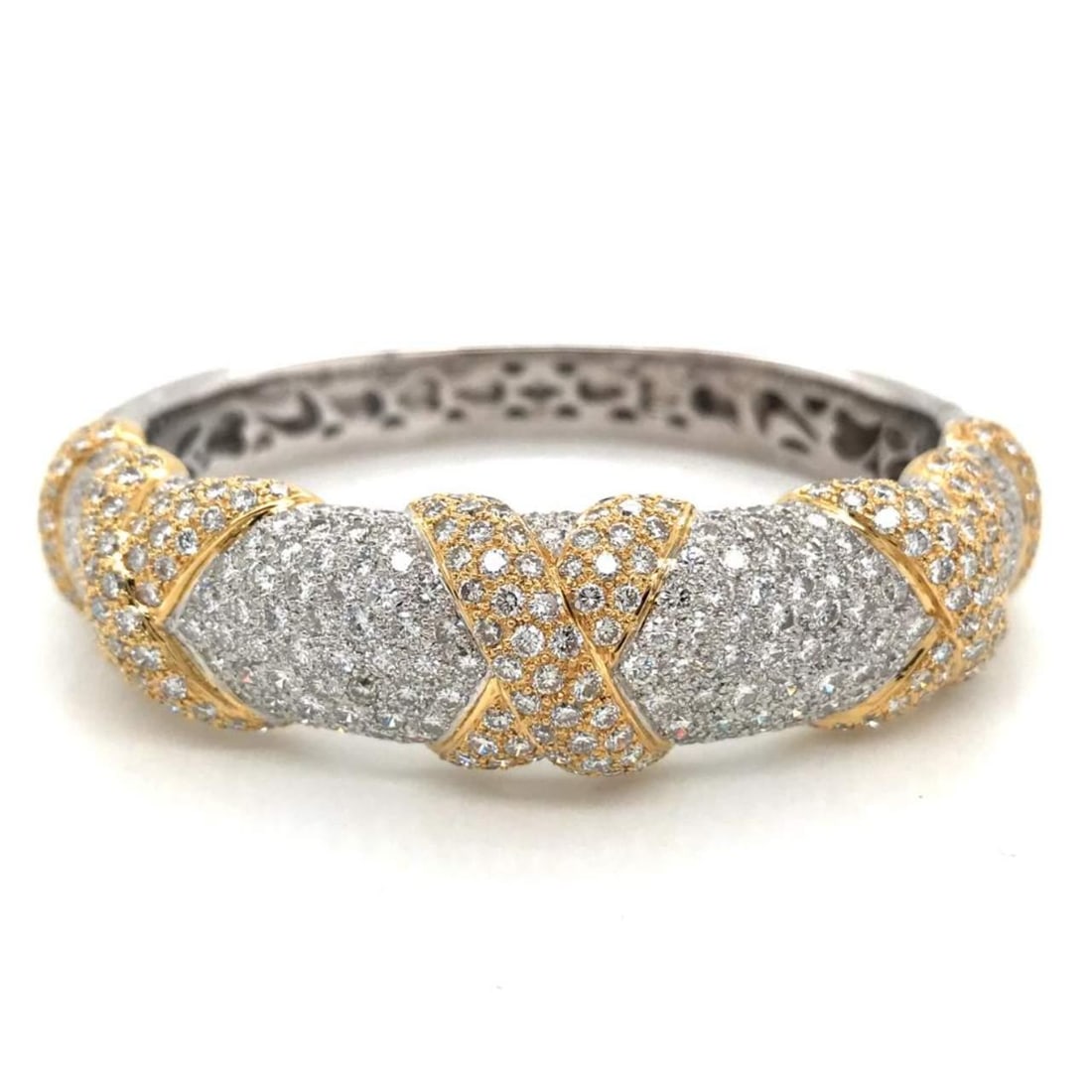18K Yellow White Gold Diamond Bangle Bracelet 15 Ct VVS-VS: 18K Yellow White Gold Diamond Bangle Bracelet 15 Ct VVS-VS This exquisite 18K Yellow and White Gold Diamond Bangle Bracelet boasts a remarkable design and luxurious materials. Weighing 56.8 grams, thi
