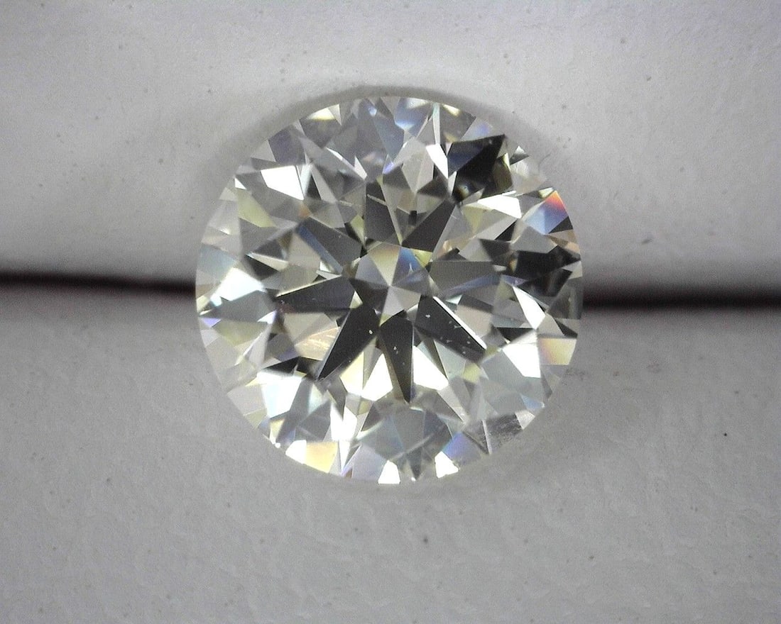 Loose Diamond - ROUND 0.57ct I SI1: Loose Diamond - ROUND 0.57ct I SI1 Source: Natural Shape: ROUND Carats: 0.57 Color: I Clarity: SI1 Certification: GIA The Diamond Depot Guarantee: All items in this auction are guaranteed to be 100% a