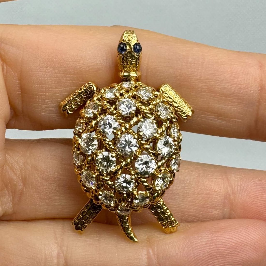 CARTIER PARIS 18K Yellow Gold Diamond Turtle Brooch 2.20 Ct: CARTIER PARIS 18K Yellow Gold Diamond Turtle Brooch 2.20 Ct This exquisite CARTIER PARIS brooch is crafted from 18K yellow gold and features a charming turtle design. It is adorned with 23 diamonds to