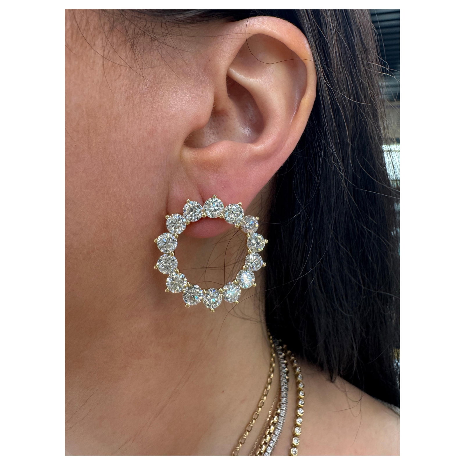 13.26ct Diamond Hoop Earrings in 18k Yellow Gold Bold Contemporary Design: 13.26ct Diamond Hoop Earrings in 18k Yellow Gold Bold Contemporary Design These contemporary hoop earrings showcase 28 round brilliant-cut diamonds totaling approximately 13.26 carats, each averaging 