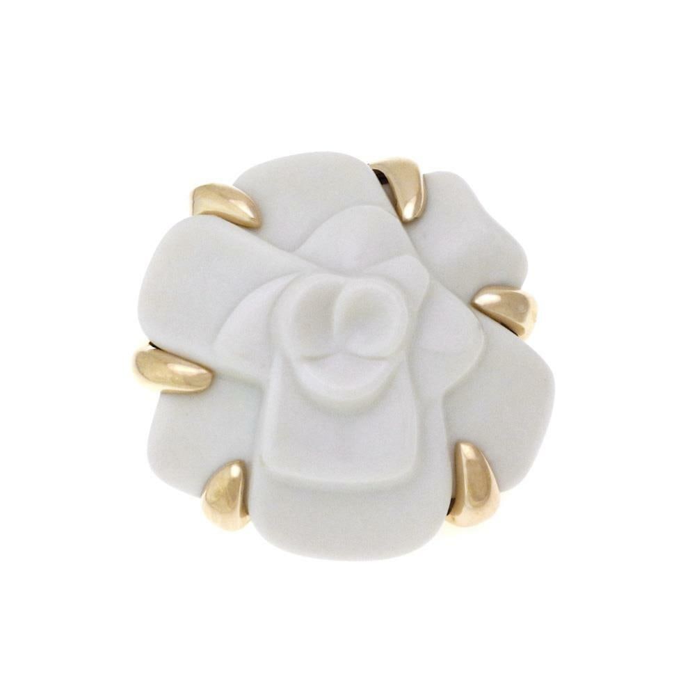Chanel Camellia 18k Yellow Gold White Agate Flower Pendant: Chanel Camellia 18k Yellow Gold White Agate Flower Pendant This stunning pendant from Chanel's Camellia collection features exquisite craftsmanship in 18k yellow gold. A large, beautifully carved flow