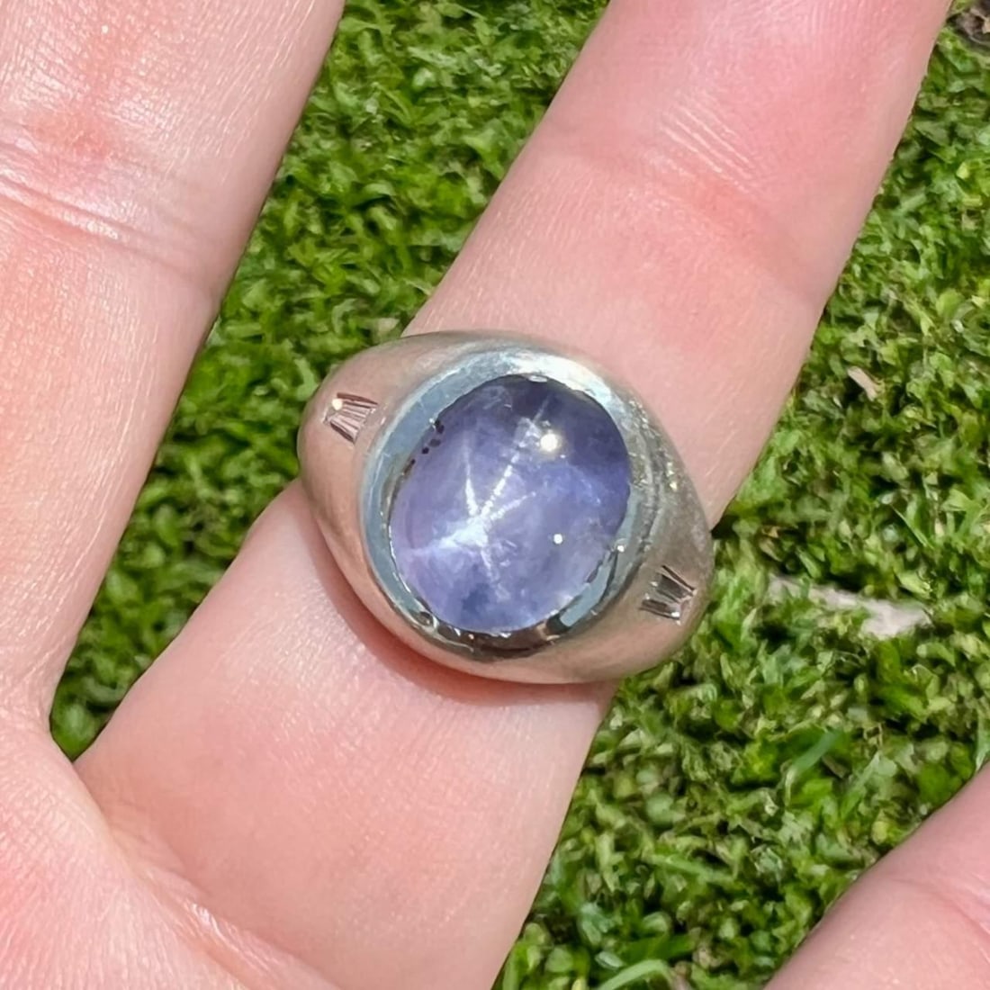 1960's 14K White Gold Star Sapphire Diamond Ring 8.00 Ct: 1960's 14K White Gold Star Sapphire Diamond Ring 8.00 Ct This exquisite 1960's ring features a stunning 8.00 Ct. star sapphire set in luxurious 14K white gold, weighing 14.7 grams. Adorning the sapphi