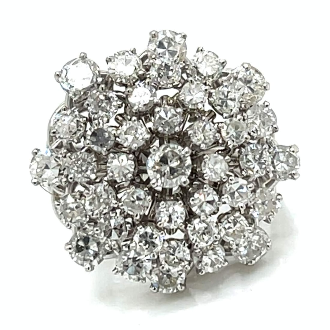 Stunning 14K White Gold Palladium 5.65 Ct Diamond Ring: Stunning 14K White Gold Palladium 5.65 Ct Diamond Ring This exquisite 14K White Gold and Palladium ring is adorned with 41 sparkling diamonds, totaling approximately 5.65 carats. The diamonds exhibit 