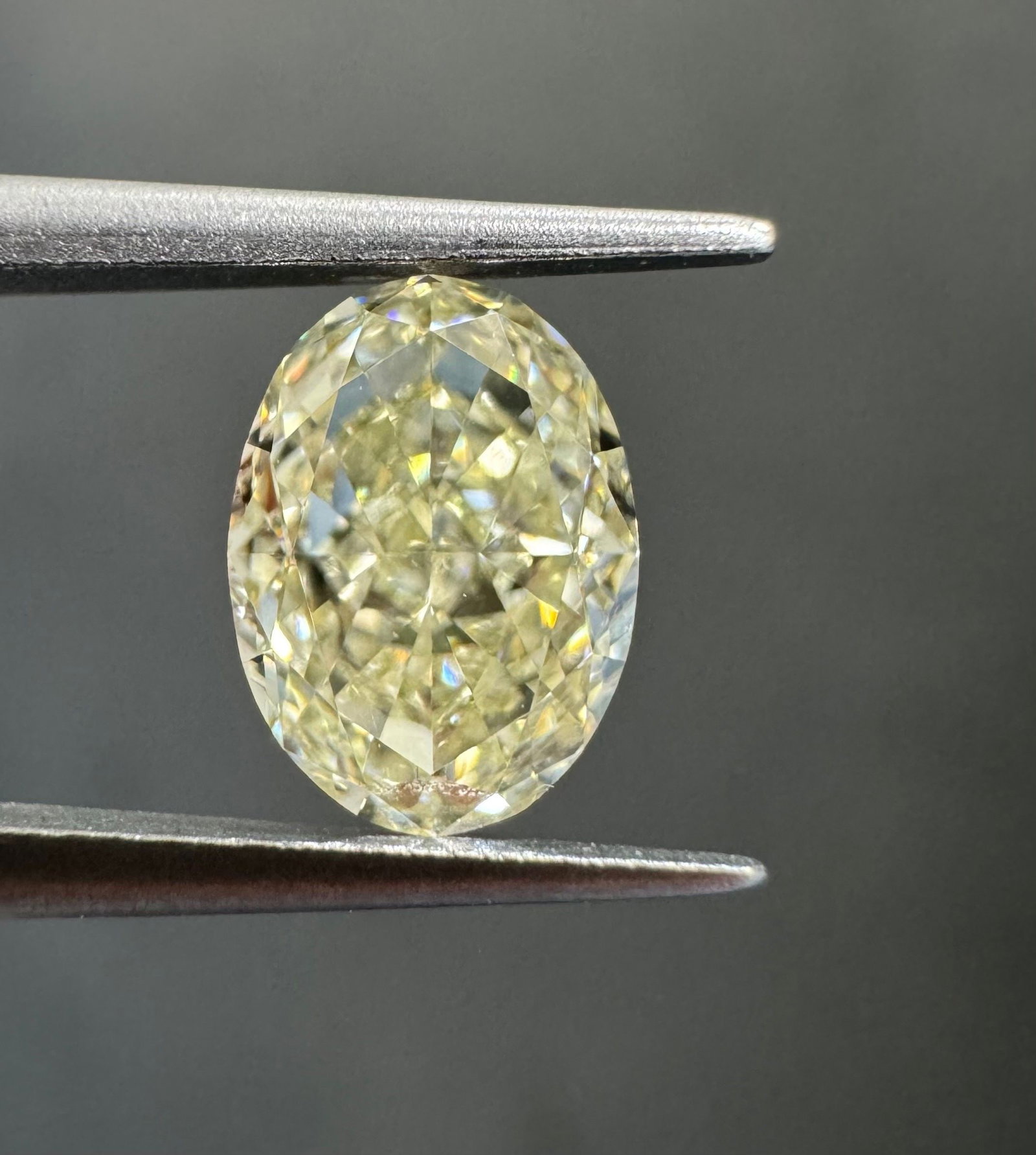 Loose Diamond - OVAL 1.01ct U-V VS1: Loose Diamond - OVAL 1.01ct U-V VS1 Source: Natural Shape: OVAL Carats: 1.01 Color: U-V Certification: GIA Video: