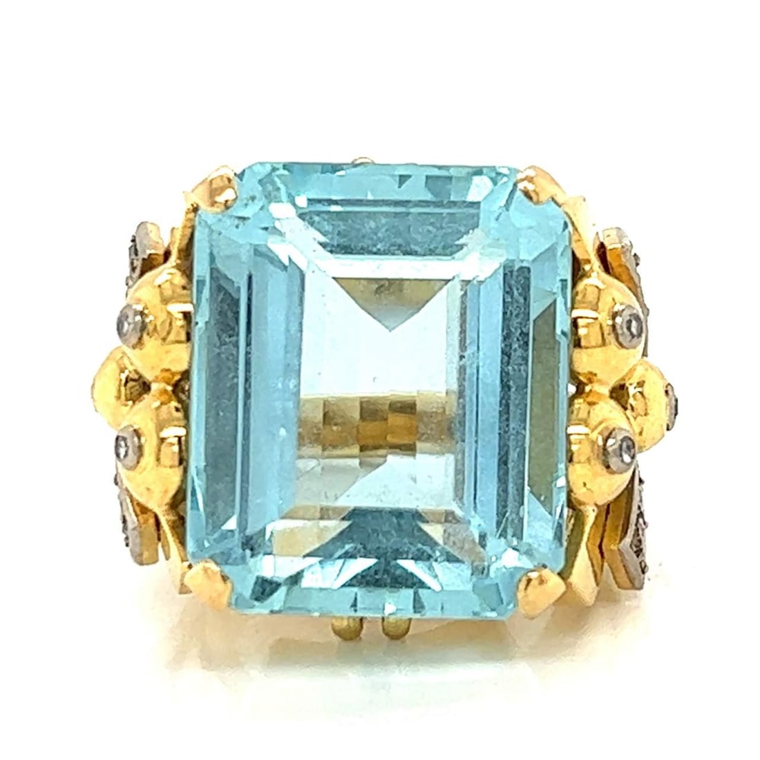 18K Yellow Gold 28 Ct Aquamarine Diamond Ring with 24 Stones: 18K Yellow Gold 28 Ct Aquamarine Diamond Ring with 24 Stones This exquisite ring features a stunning 28.00 ct. aquamarine at its center, elegantly set in 18K yellow gold. Complementing the aquamarine 