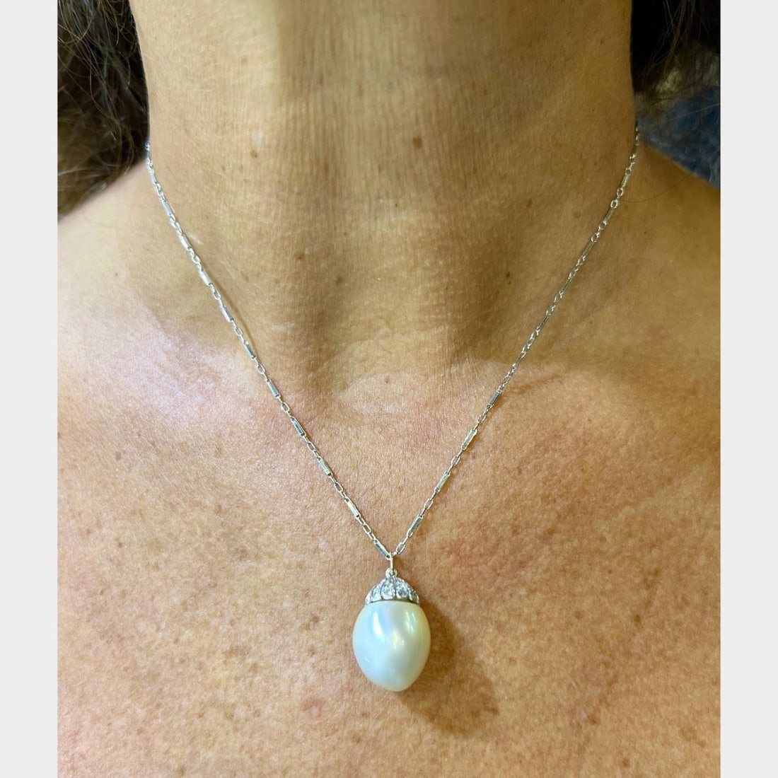 Platinum South Sea Pearl Diamond Pendant 14K White Gold Chain: Platinum South Sea Pearl Diamond Pendant 14K White Gold Chain This stunning pendant features a beautiful South Sea pearl set in platinum, complemented by 24 sparkling diamonds. The pearl measures 17.2