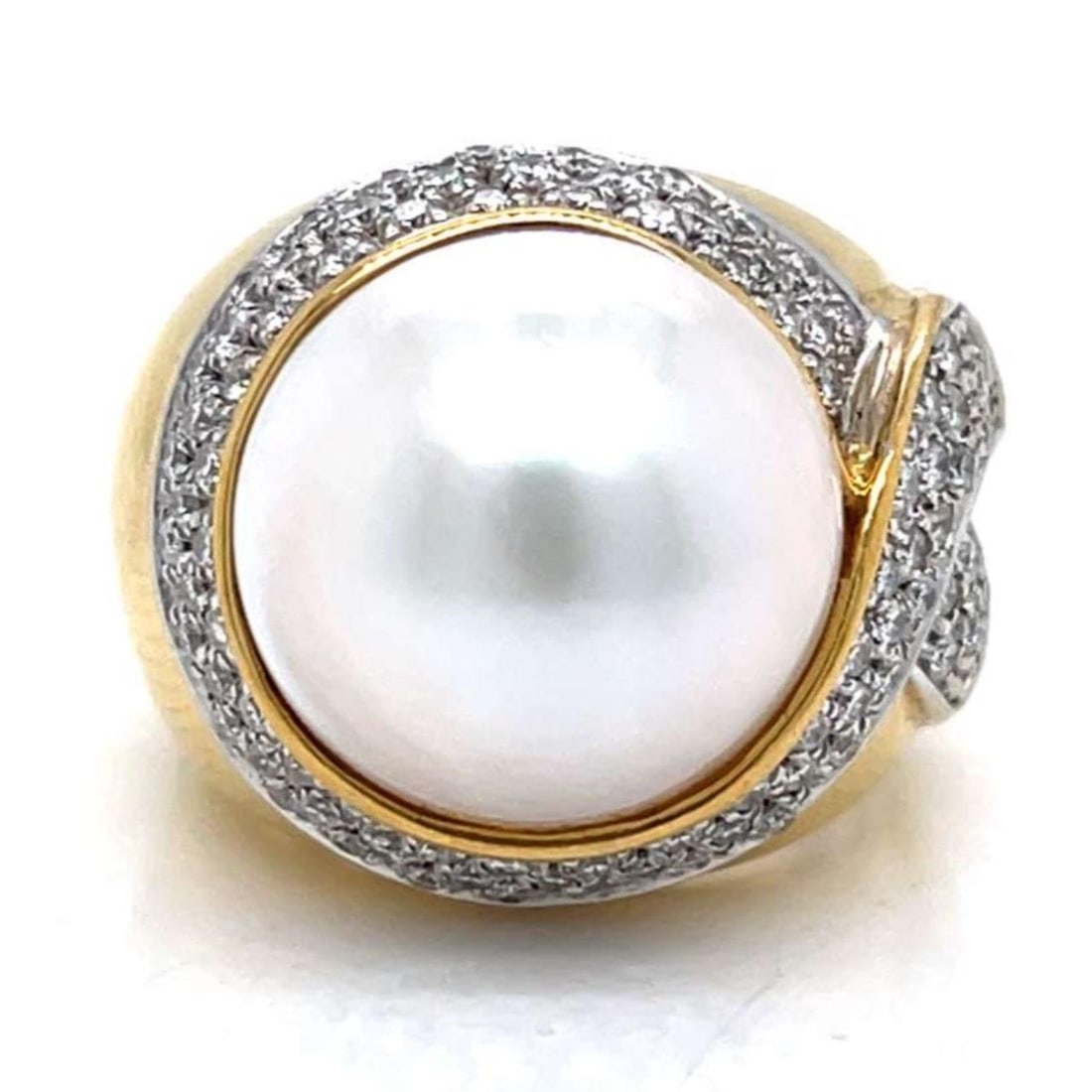 Ring with 18K Gold 14.8mm Mabe Pearl and 1.40ct Diamonds Size 5: Ring with 18K Gold 14.8mm Mabe Pearl and 1.40ct Diamonds Size 5 This elegant ring features a 14.8mm mabe pearl set in 18K yellow gold, accented by 93 diamonds with an approximate total weight of 1.40 