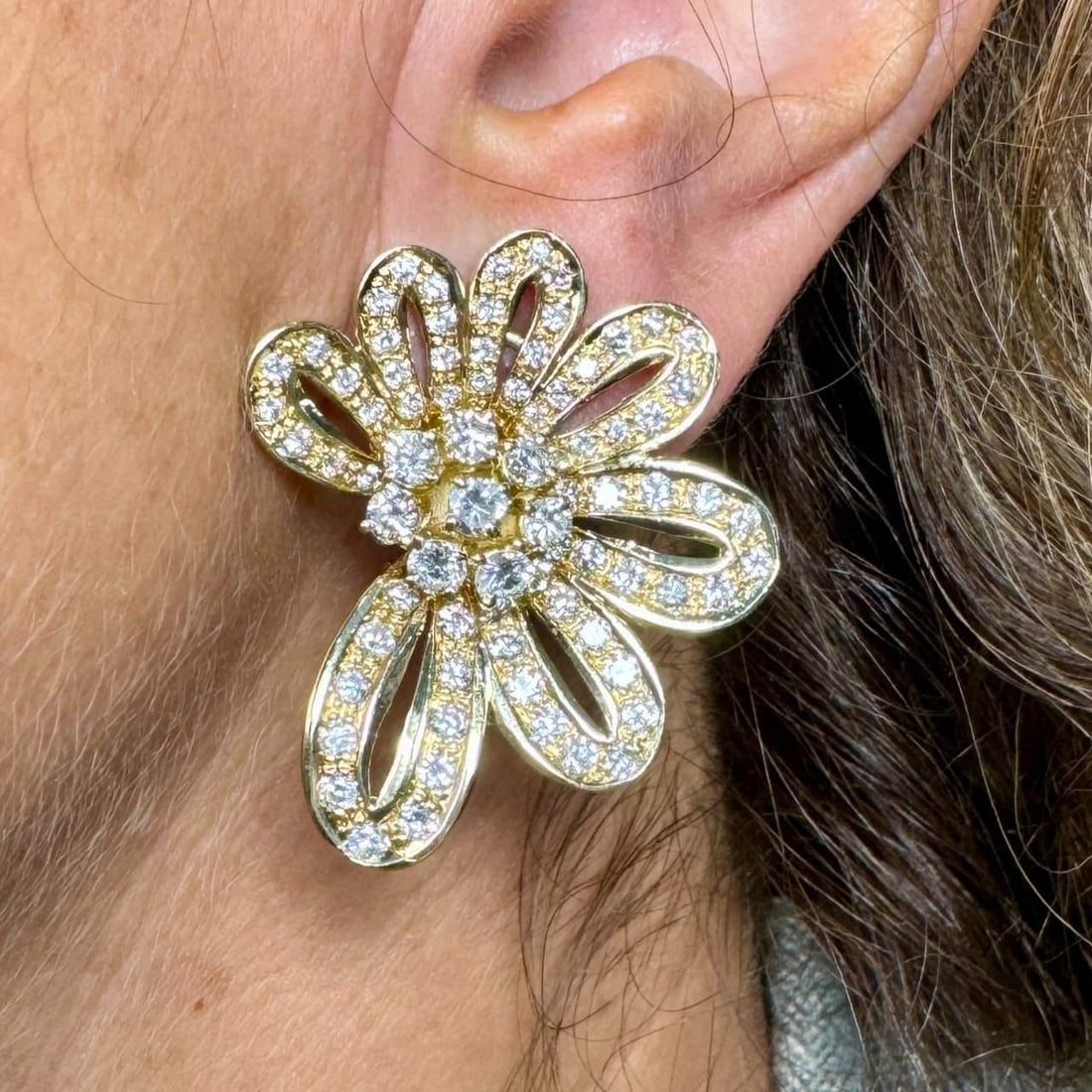 Elegant 18K Yellow Gold Diamond Earrings 158 Stones 6.25 Ct: Elegant 18K Yellow Gold Diamond Earrings 158 Stones 6.25 Ct Elevate your elegance with these stunning 18K Yellow Gold Earrings, adorned with a remarkable total of 158 diamonds that weigh approximately