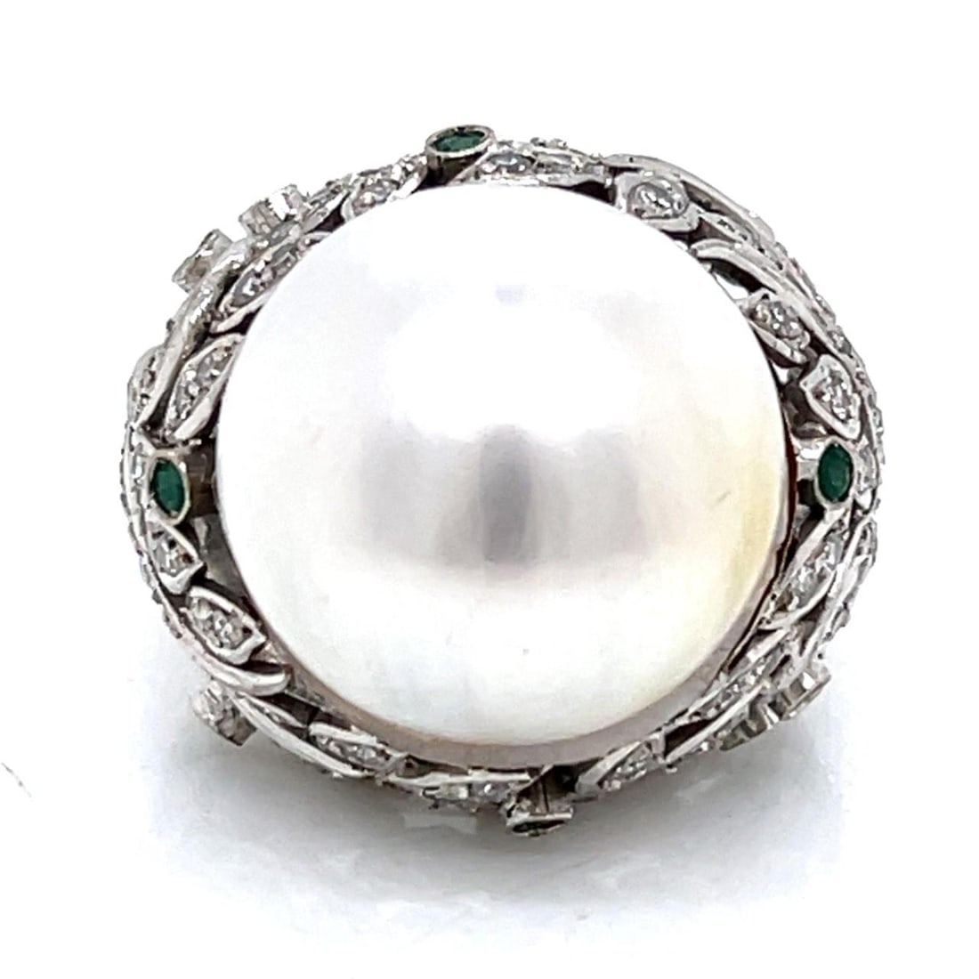 18K White Gold Mabe Pearl Diamond Emerald Ring 2.75 Ct: 18K White Gold Mabe Pearl Diamond Emerald Ring 2.75 Ct This exquisite 18K white gold ring features a stunning 20mm Mabe pearl at its center, surrounded by approximately 160 sparkling diamonds totaling
