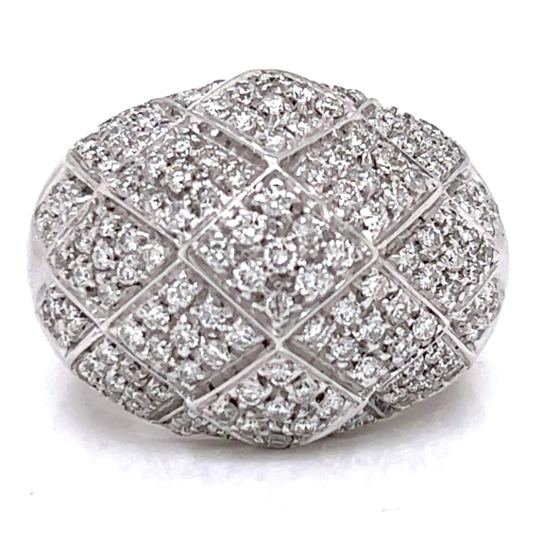 Elegant 18K White Gold 2.40 Ct Diamond Ring with 137 Stones: Elegant 18K White Gold 2.40 Ct Diamond Ring with 137 Stones This stunning 18K White Gold ring features a dazzling array of 137 diamonds, with a total weight of approximately 2.40 ct. The diamonds exhi