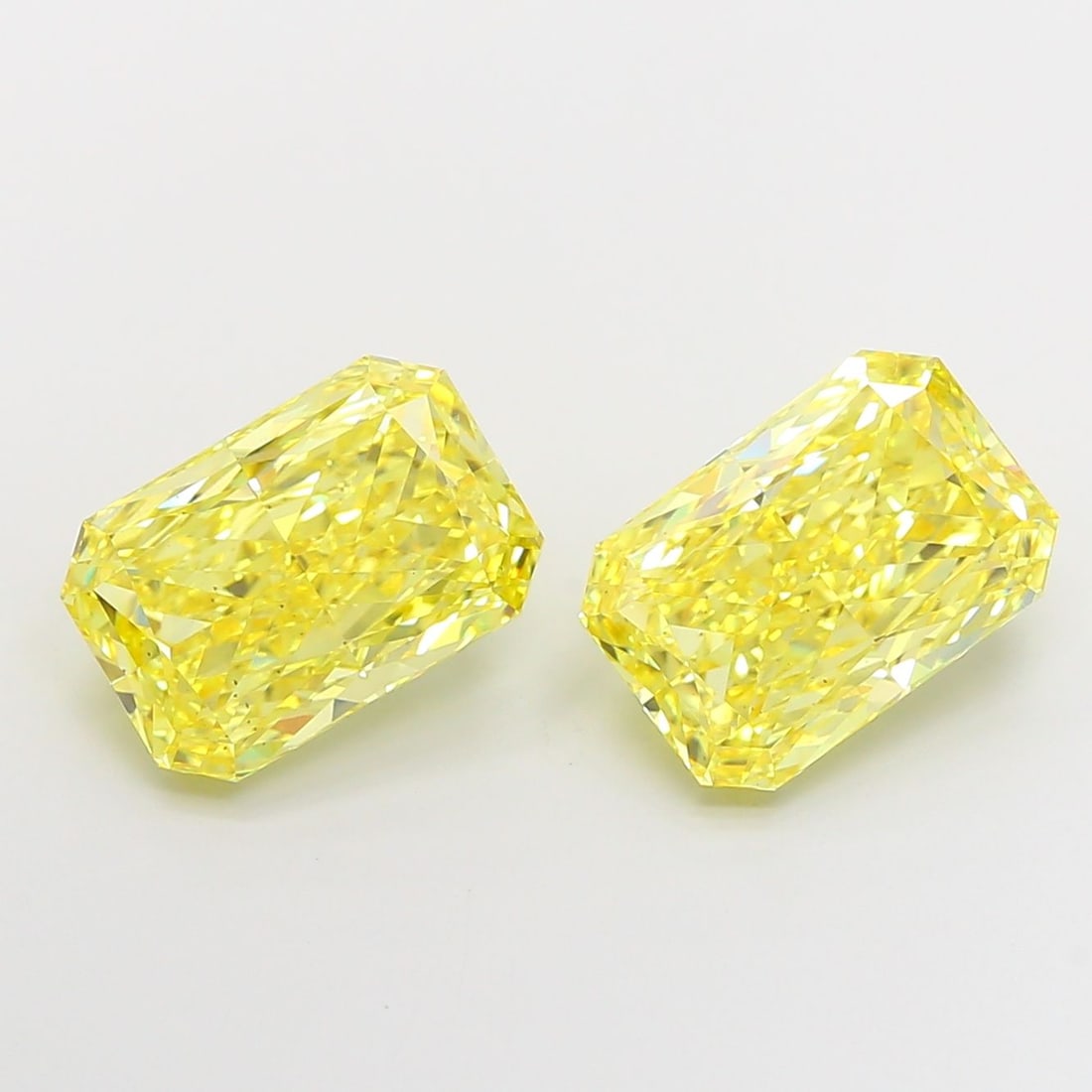 Loose Diamond - RADIANT 5.01ct Fancy Vivid Yellow VS2: Loose Diamond - RADIANT 5.01ct Fancy Vivid Yellow VS2 Source: This is a real non-mined Diamond that has been grown in a lab Shape: RADIANT Carats: 5.01 Color: Fancy Vivid Yellow Certification: IGI Vid