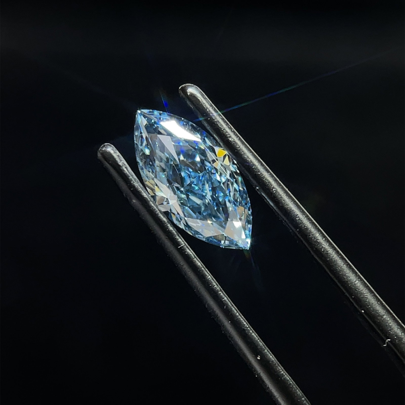 Loose Diamond - MARQUISE 1.0ct Fancy Vivid Blue VS1: Loose Diamond - MARQUISE 1.0ct Fancy Vivid Blue VS1 Source: This is a real non-mined Diamond that has been grown in a lab Shape: MARQUISE Carats: 1.0 Color: Fancy Vivid Blue Certification: IGI Video: