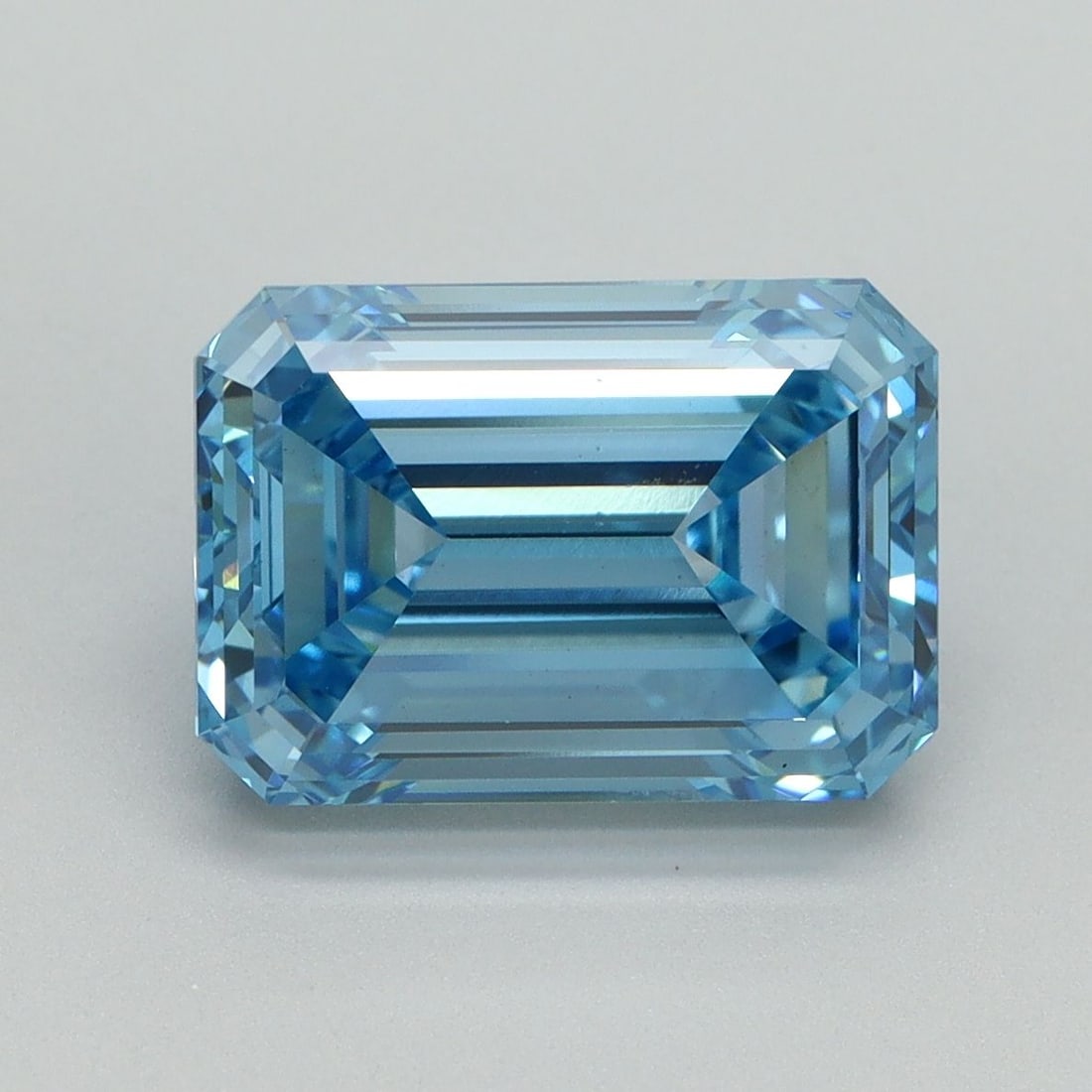 Loose Diamond - EMERALD 4.18ct Fancy Vivid Blue VS1: Loose Diamond - EMERALD 4.18ct Fancy Vivid Blue VS1 Source: This is a real non-mined Diamond that has been grown in a lab Shape: EMERALD Carats: 4.18 Color: Fancy Vivid Blue Certification: IGI Video:
