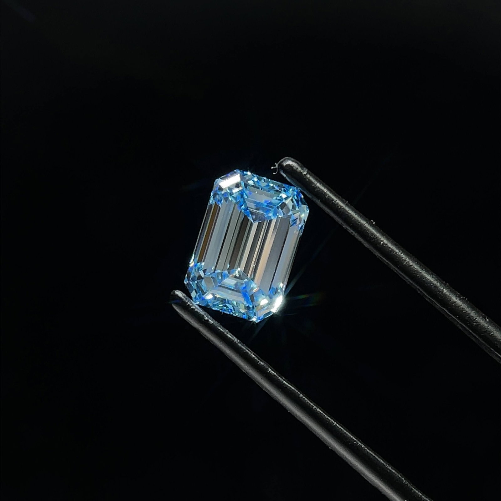 Loose Diamond - EMERALD 2.02ct Fancy Intense Blue VS2: Loose Diamond - EMERALD 2.02ct Fancy Intense Blue VS2 Source: This is a real non-mined Diamond that has been grown in a lab Shape: EMERALD Carats: 2.02 Color: Fancy Intense Blue Certification: IGI Vid
