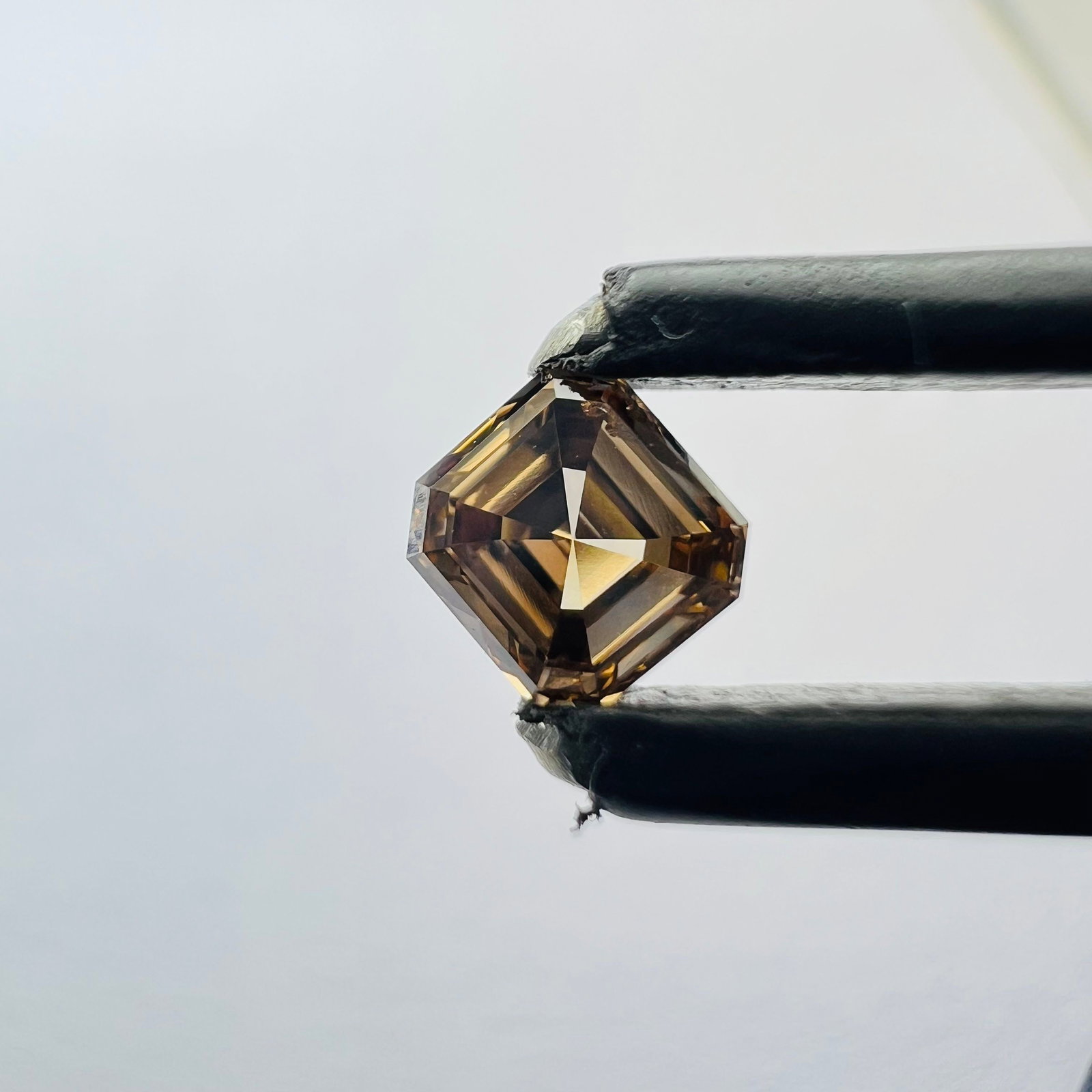 Loose Diamond - OTHER 0.28ct Brown SI1: Loose Diamond - OTHER 0.28ct Brown SI1 Source: This is a real non-mined Diamond that has been grown in a lab Shape: OTHER Carats: 0.28 Color: Brown Certification: NONE The Diamond Depot Guarantee: All