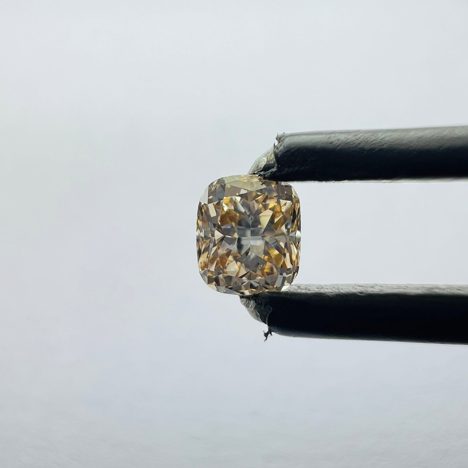 Loose Diamond - CUSHION BRILLIANT 0.23ct Brown VVS2: Loose Diamond - CUSHION BRILLIANT 0.23ct Brown VVS2 Source: This is a real non-mined Diamond that has been grown in a lab Shape: CUSHION BRILLIANT Carats: 0.23 Color: Brown Certification: NONE The Dia