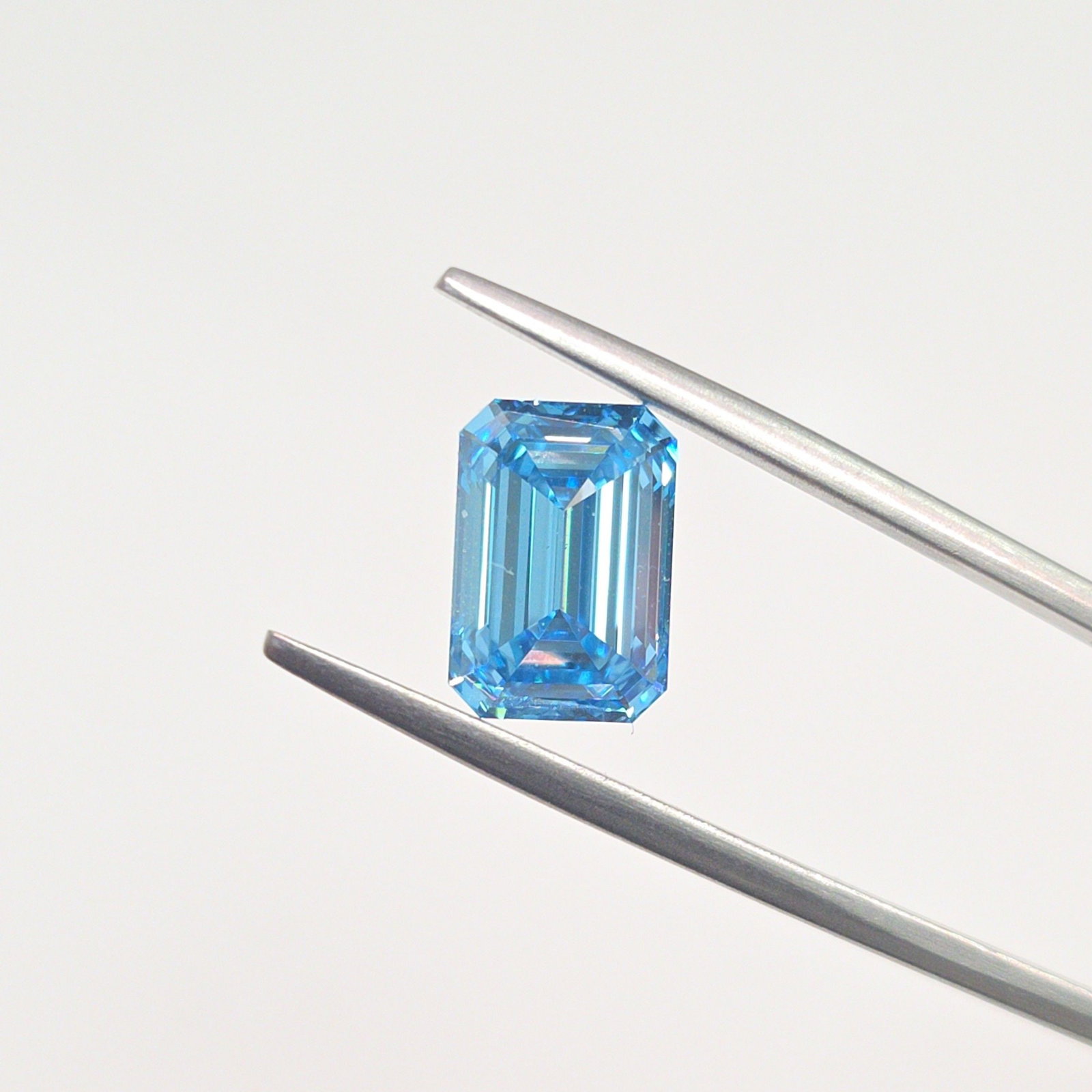 Loose Diamond - EMERALD 3.04ct Fancy Vivid Blue VS1: Loose Diamond - EMERALD 3.04ct Fancy Vivid Blue VS1 Source: This is a real non-mined Diamond that has been grown in a lab Shape: EMERALD Carats: 3.04 Color: Fancy Vivid Blue Certification: IGI The Dia
