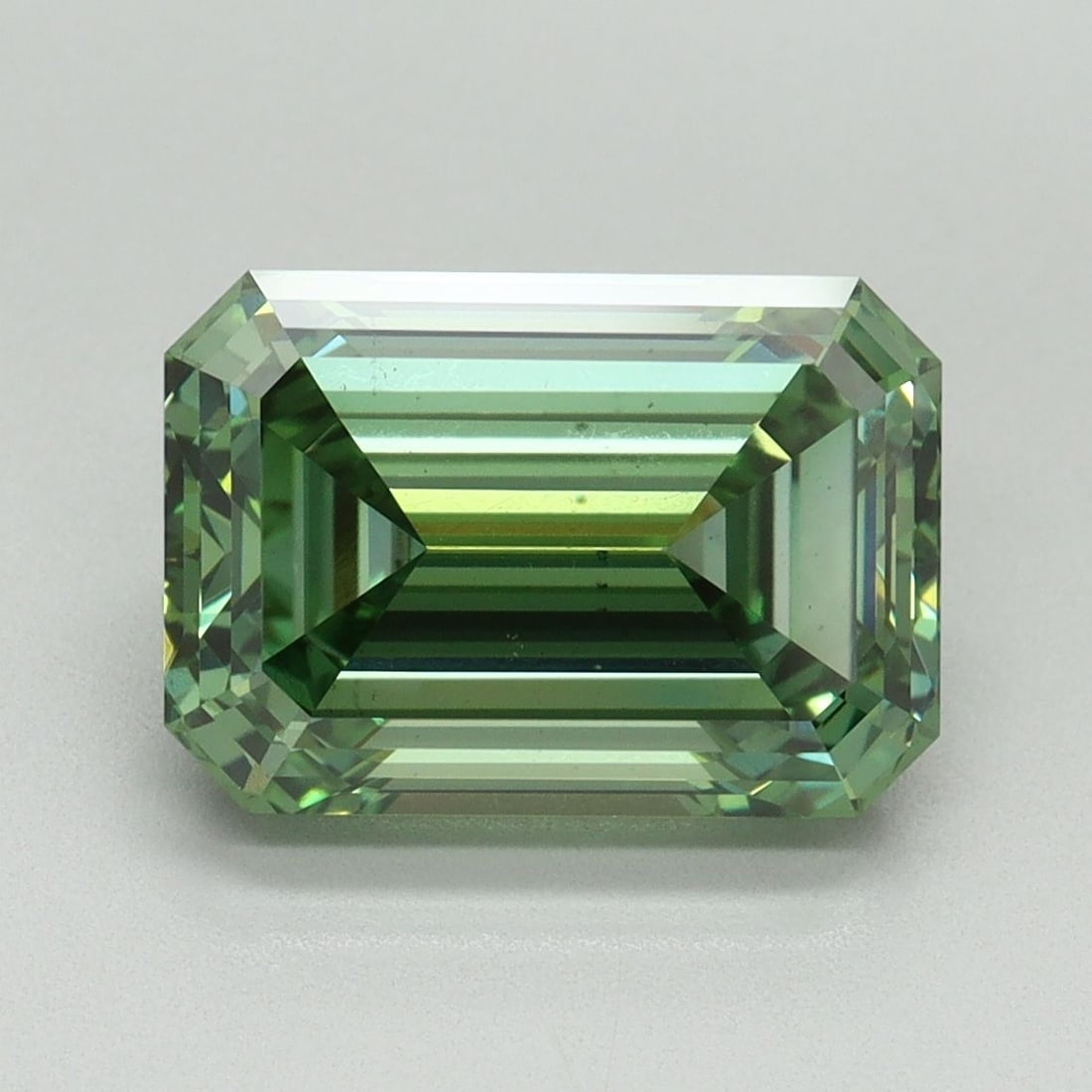 Loose Diamond - EMERALD 4.1ct Fancy Vivid Green VS2: Loose Diamond - EMERALD 4.1ct Fancy Vivid Green VS2 Source: This is a real non-mined Diamond that has been grown in a lab Shape: EMERALD Carats: 4.1 Color: Fancy Vivid Green Certification: IGI Video:
