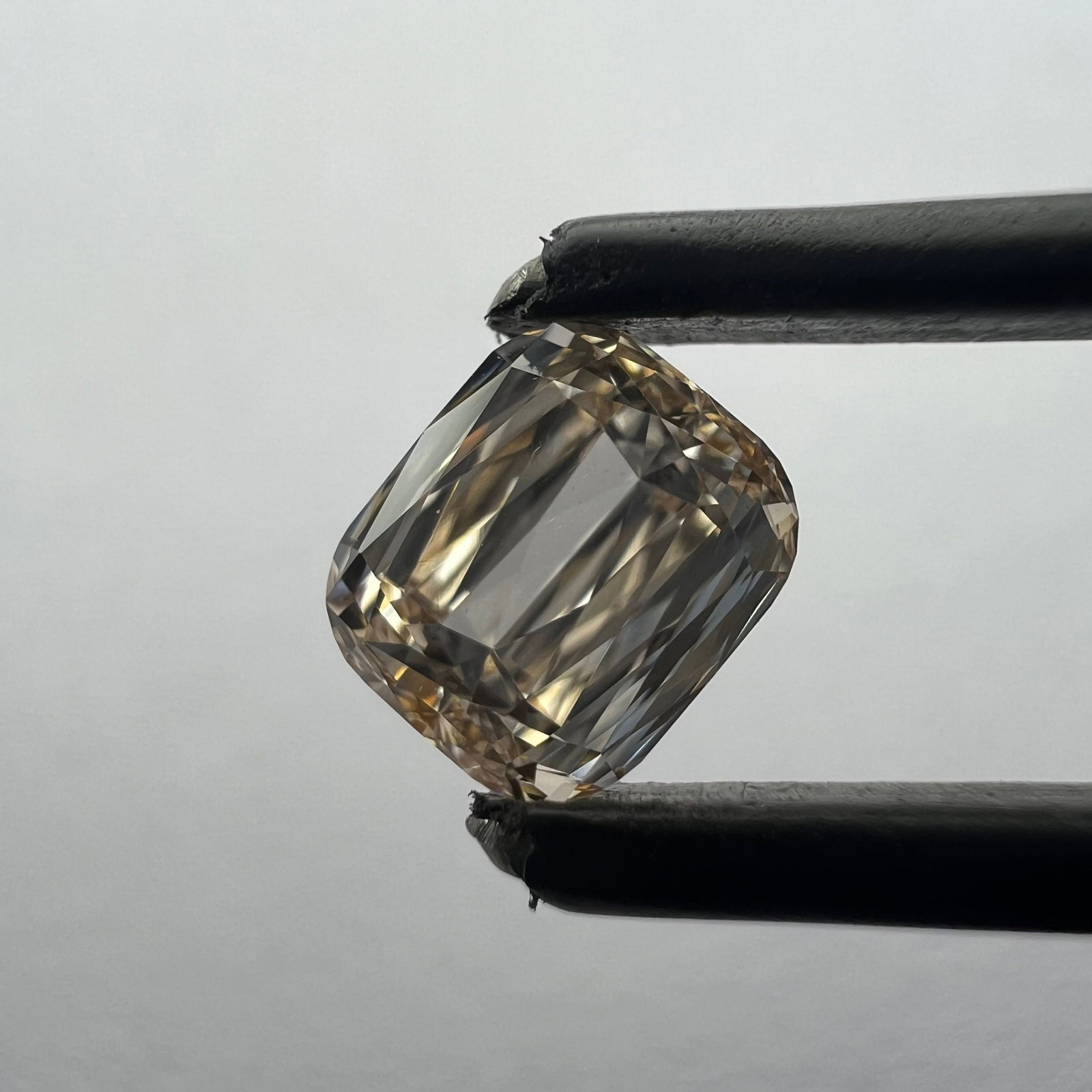 Loose Diamond - CUSHION BRILLIANT 0.84ct Orange VS1: Loose Diamond - CUSHION BRILLIANT 0.84ct Orange VS1 Source: This is a real non-mined Diamond that has been grown in a lab Shape: CUSHION BRILLIANT Carats: 0.84 Color: Orange Certification: NONE The Di