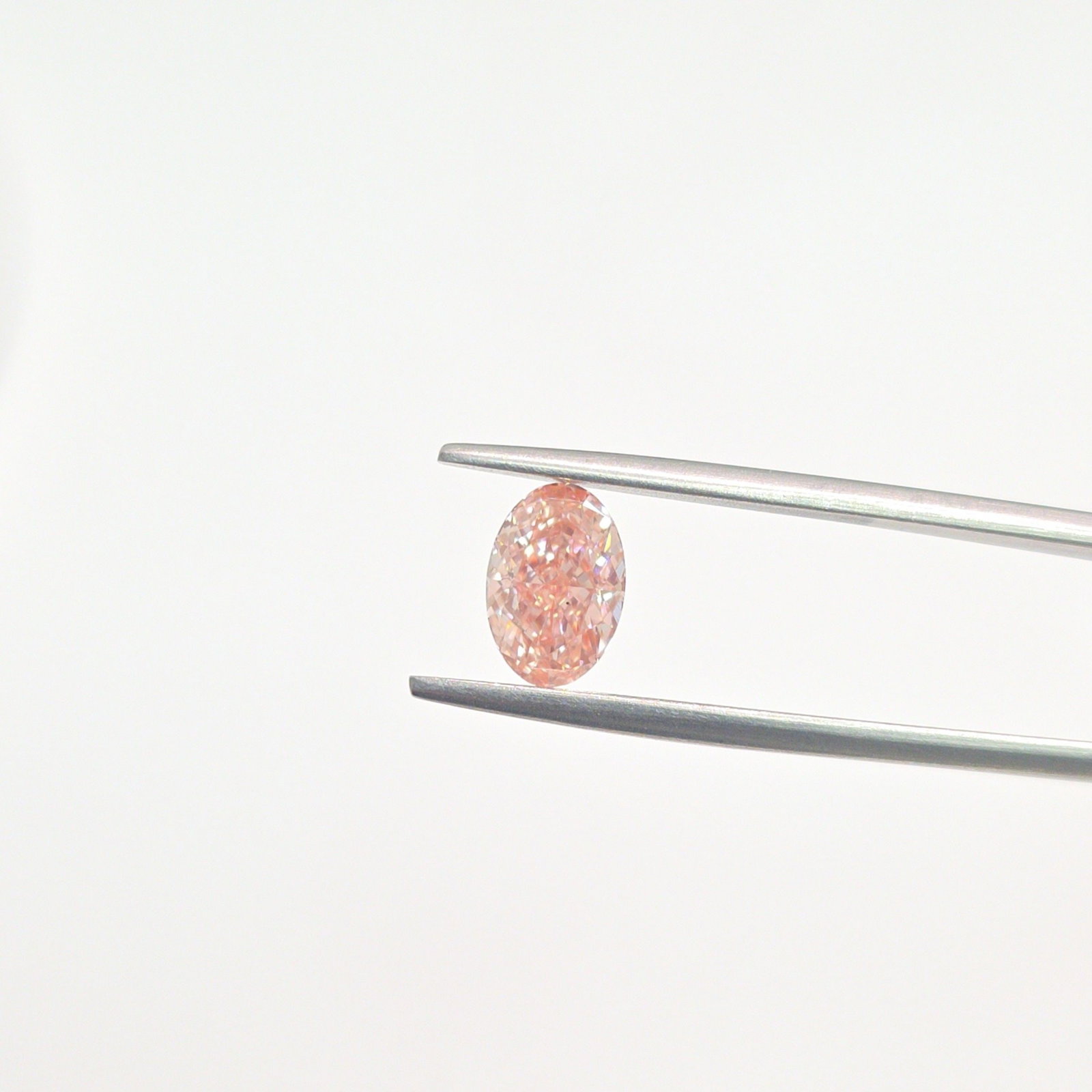 Loose Diamond - OVAL 1.52ct Fancy Vivid Pink VS2: Loose Diamond - OVAL 1.52ct Fancy Vivid Pink VS2 Source: This is a real non-mined Diamond that has been grown in a lab Shape: OVAL Carats: 1.52 Color: Fancy Vivid Pink Certification: IGI The Diamond D