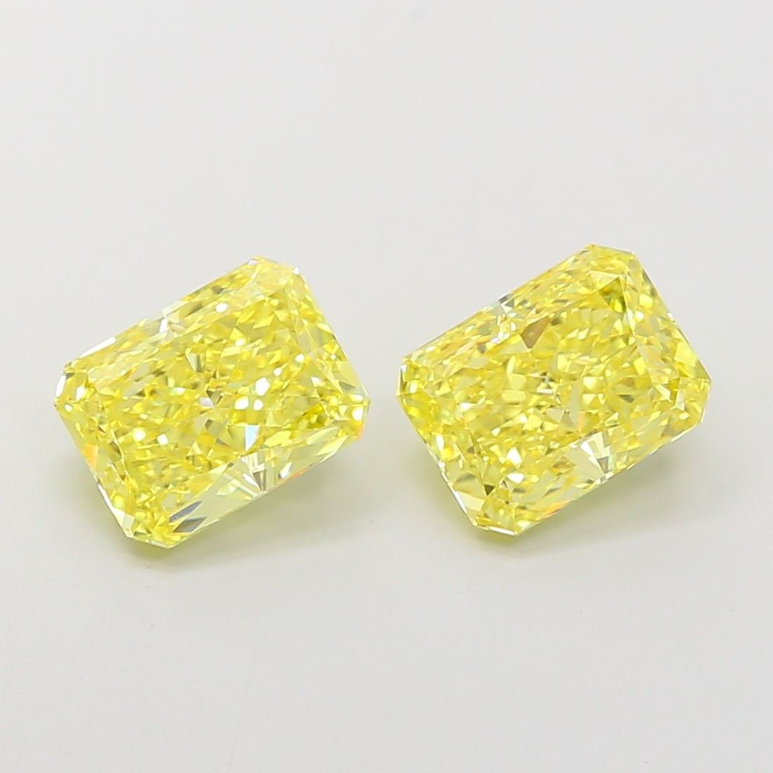 Loose Diamond - RADIANT 2.57ct Fancy Vivid Yellow VVS2: Loose Diamond - RADIANT 2.57ct Fancy Vivid Yellow VVS2 Source: This is a real non-mined Diamond that has been grown in a lab Shape: RADIANT Carats: 2.57 Color: Fancy Vivid Yellow Certification: IGI Vi