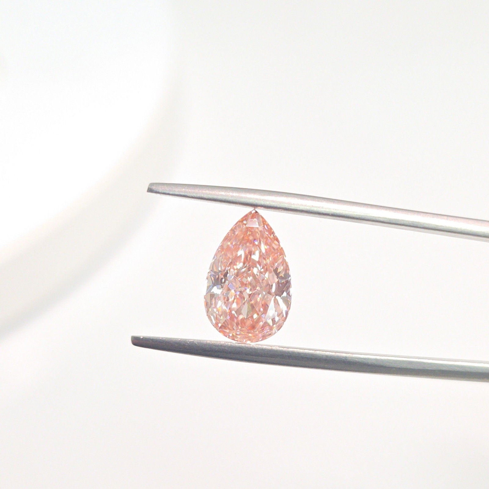Loose Diamond - PEAR 2.52ct Fancy Vivid Pink VVS2: Loose Diamond - PEAR 2.52ct Fancy Vivid Pink VVS2 Source: This is a real non-mined Diamond that has been grown in a lab Shape: PEAR Carats: 2.52 Color: Fancy Vivid Pink Certification: IGI The Diamond 