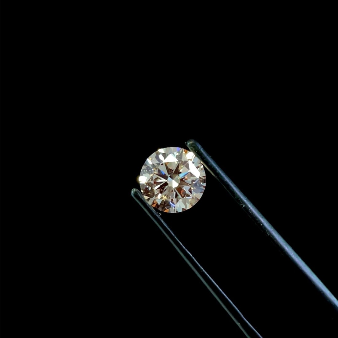 Loose Diamond - ROUND 1.49ct Fancy Pink VVS2: Loose Diamond - ROUND 1.49ct Fancy Pink VVS2 Source: This is a real non-mined Diamond that has been grown in a lab Shape: ROUND Carats: 1.49 Color: Fancy Pink Certification: IGI Video: