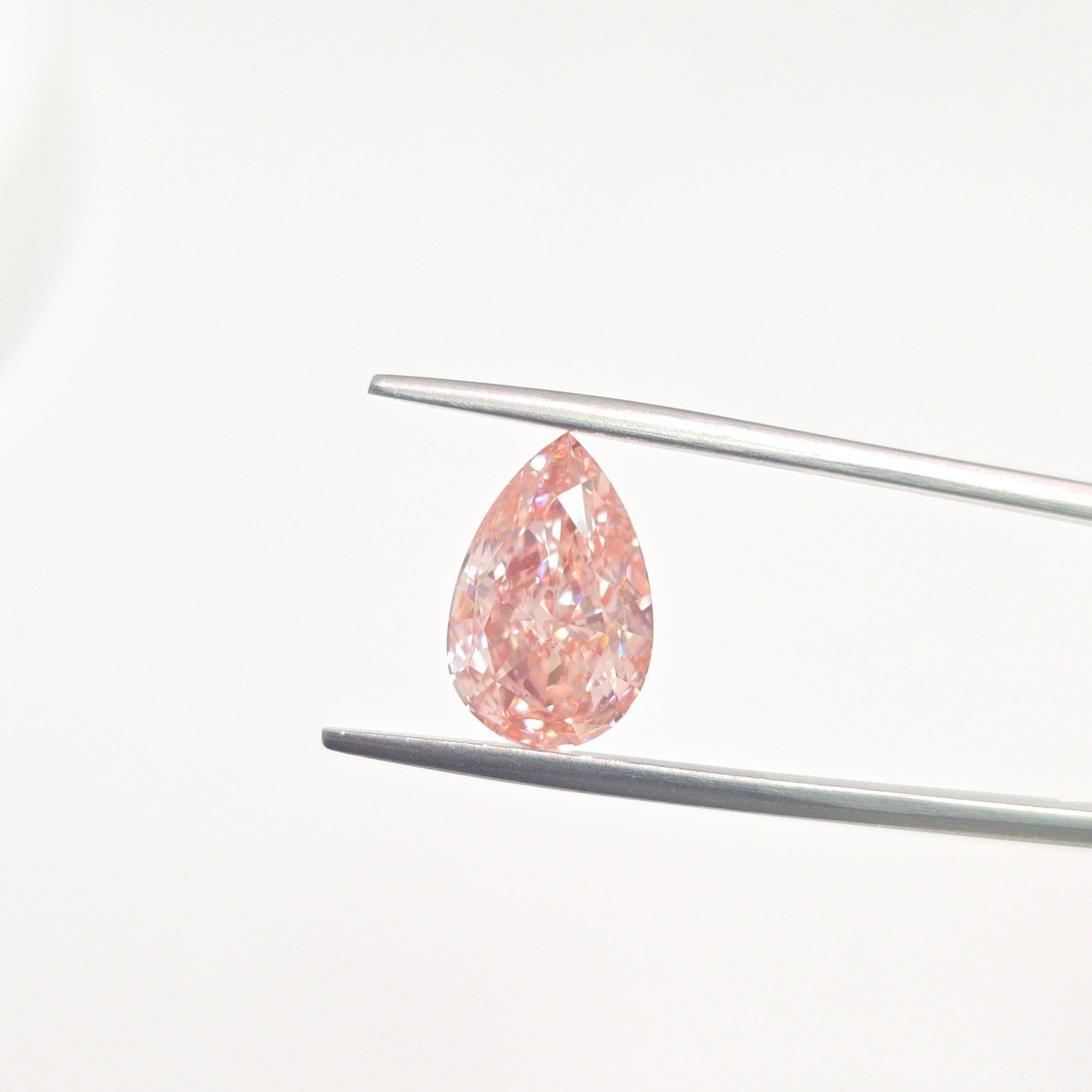 Loose Diamond - PEAR 4.29ct Fancy Vivid Pink VS2: Loose Diamond - PEAR 4.29ct Fancy Vivid Pink VS2 Source: This is a real non-mined Diamond that has been grown in a lab Shape: PEAR Carats: 4.29 Color: Fancy Vivid Pink Certification: IGI The Diamond D